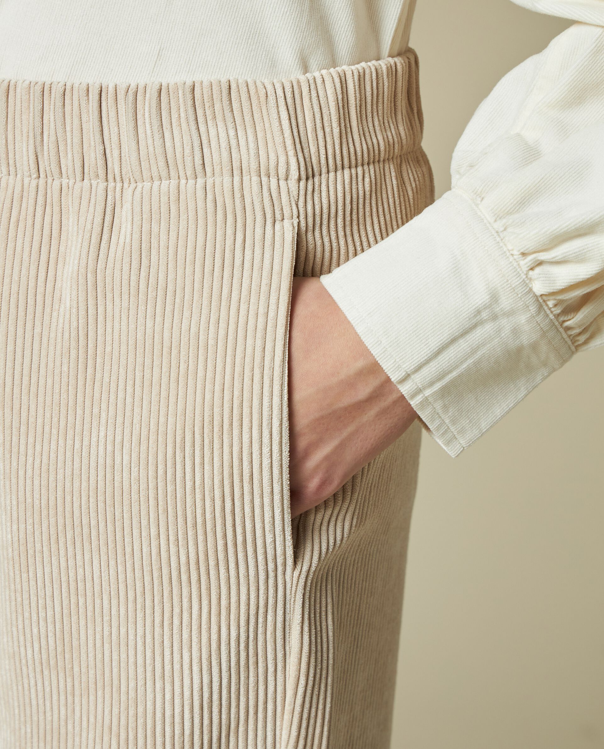 Pantaloni in costina di velluto con risvolto donna