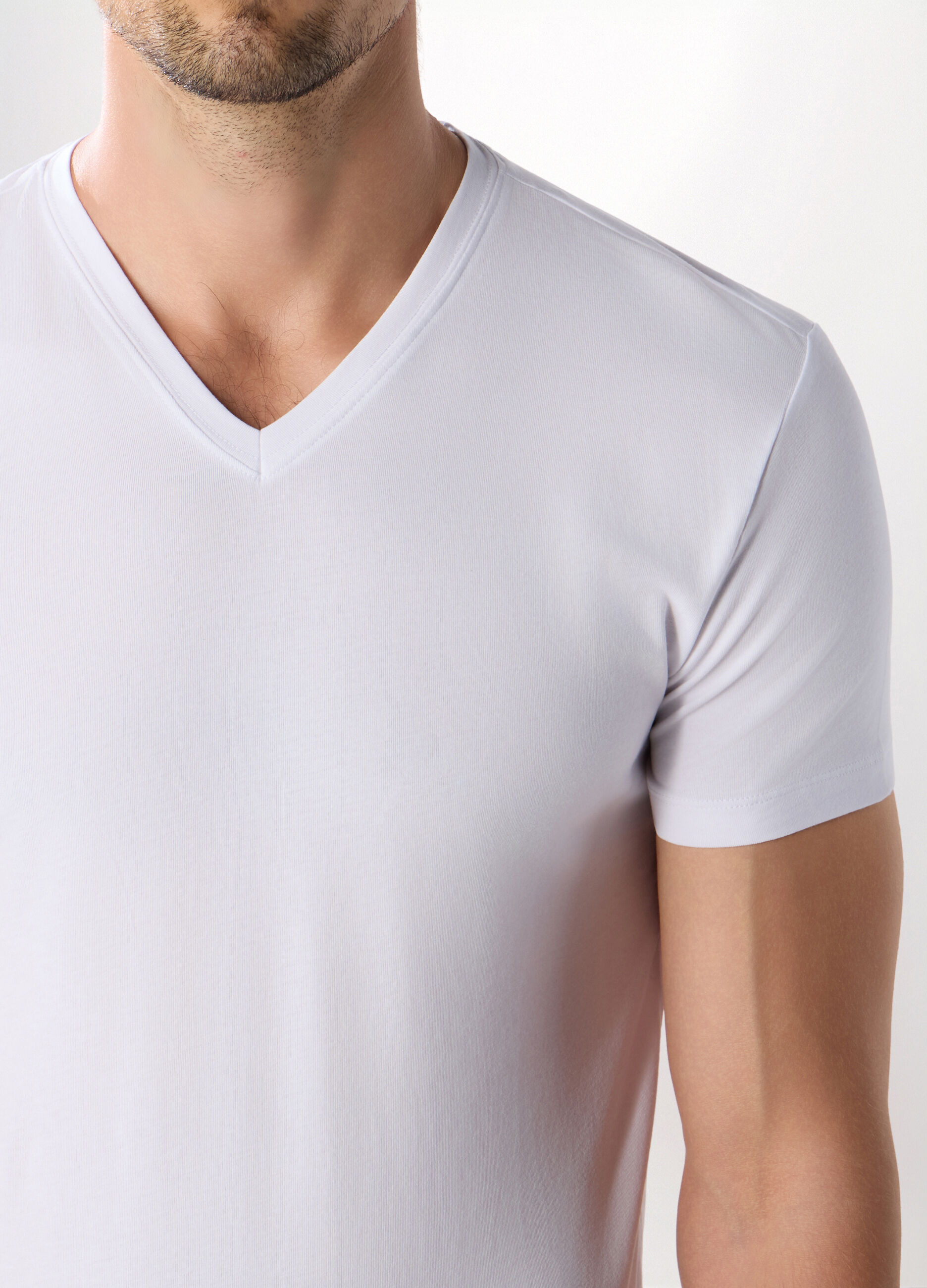 T-shirt collo a V in cotone stretch uomo_2