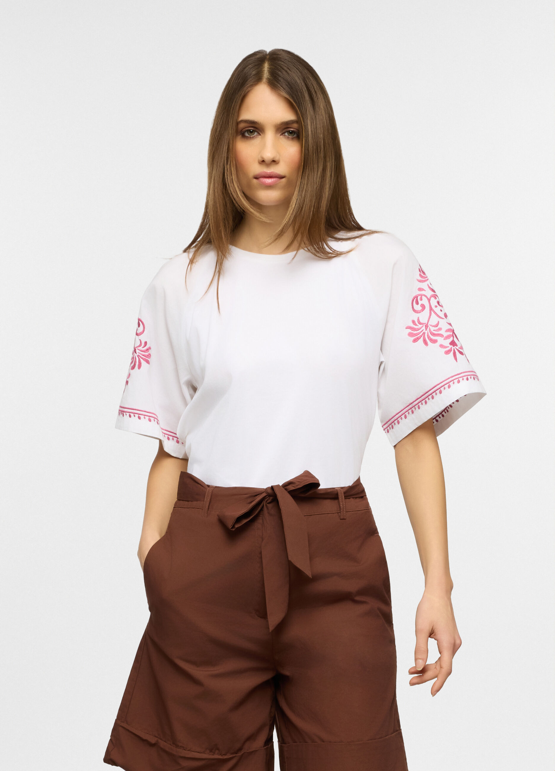 T-shirt a girocollo in jersey stretch con ricamo donna_0