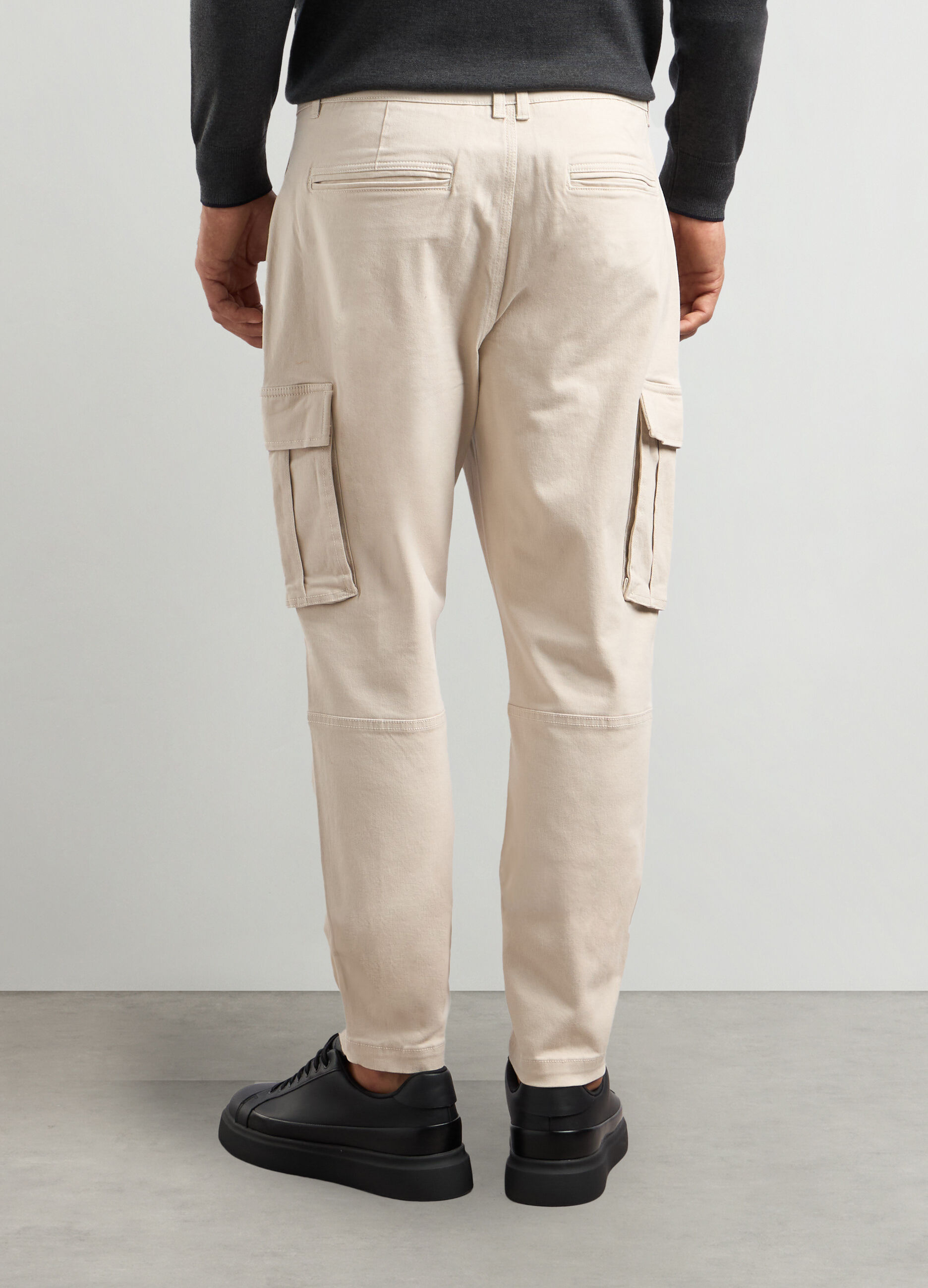 Pantaloni cargo carrot fit in cotone stretch uomo_1