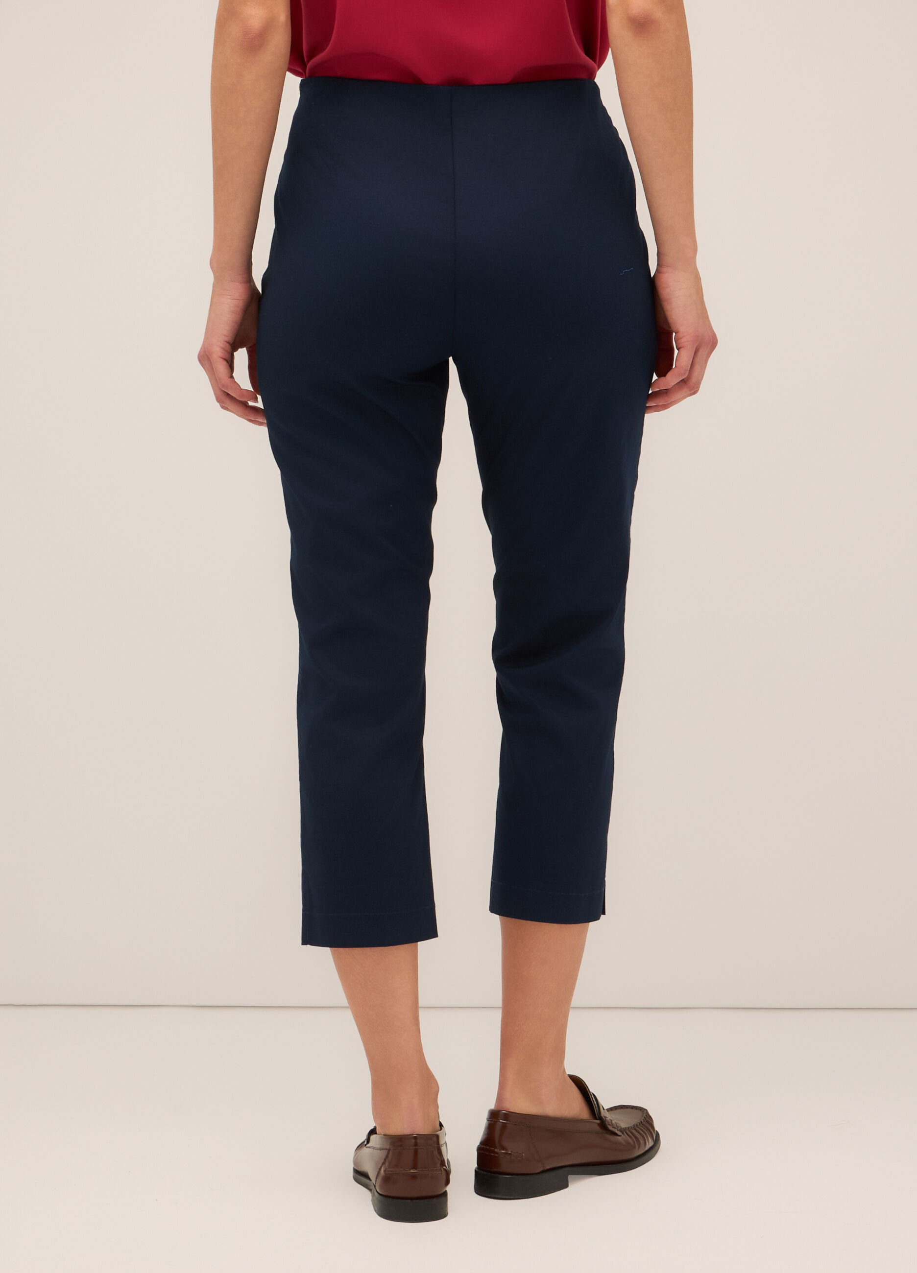 Pantaloni capri in twill di cotone stretch donna_1