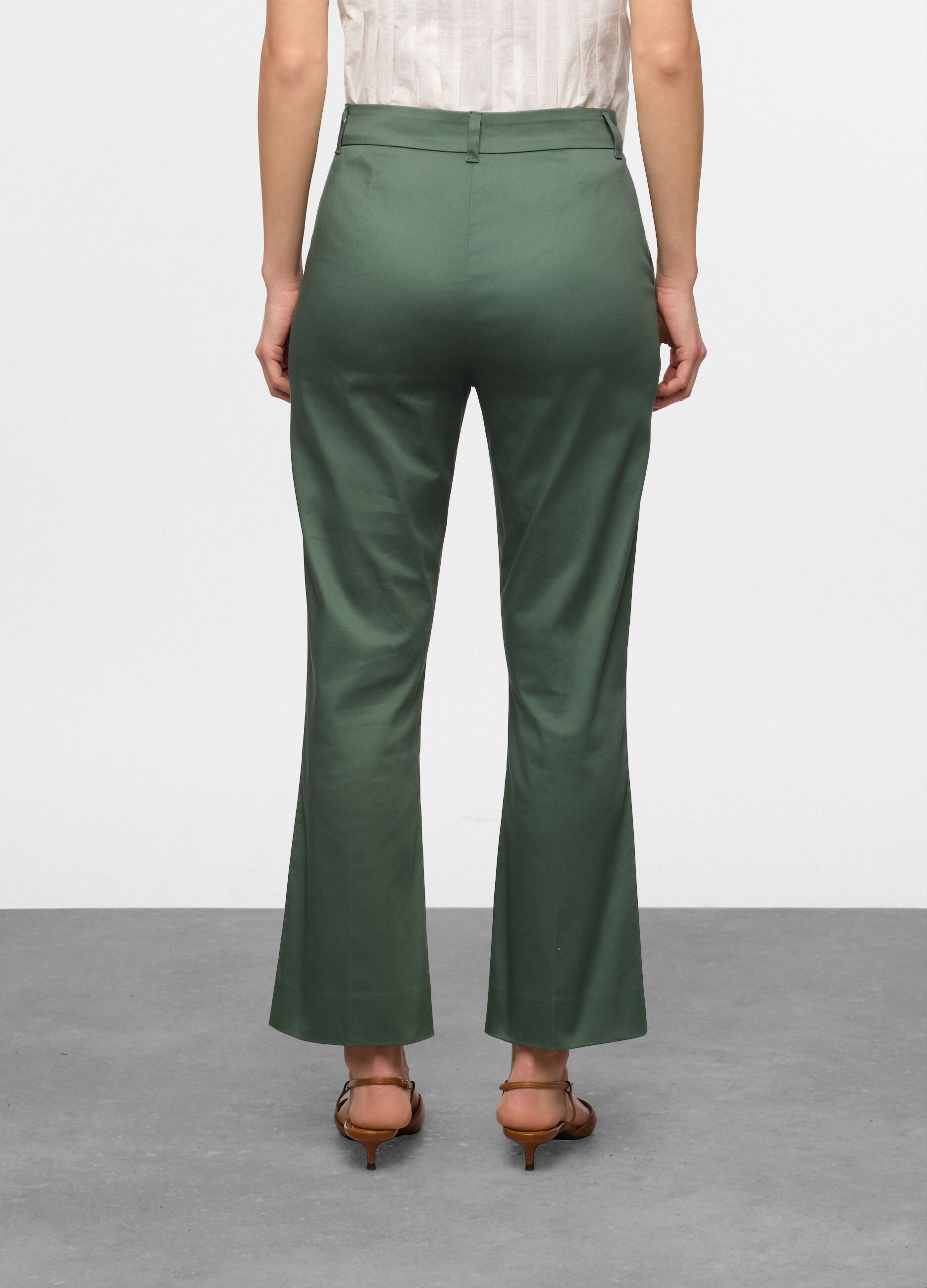 Pantaloni chino flare fit di cotone stretch donna_1