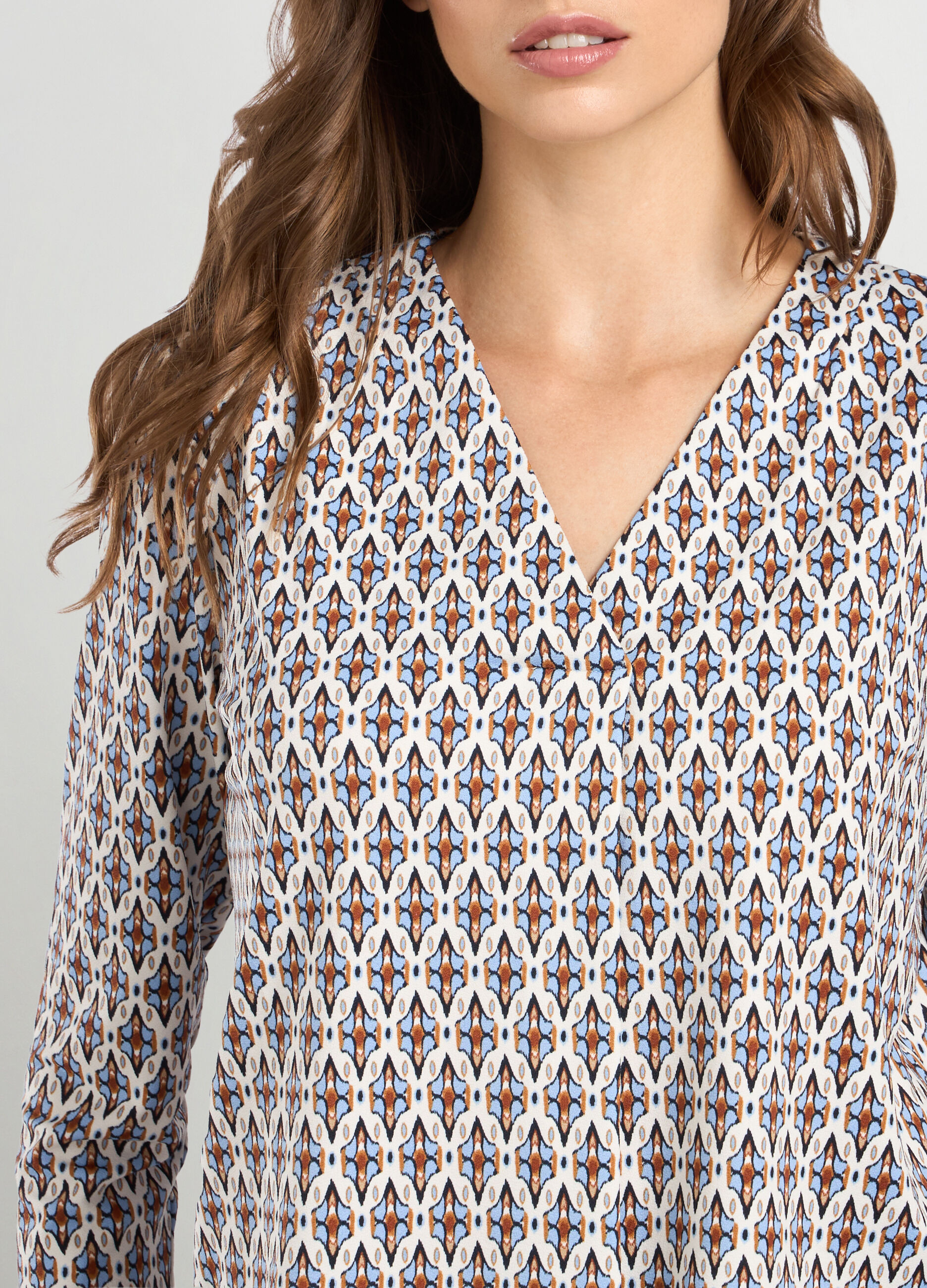 T-shirt con scollo a V donna_2