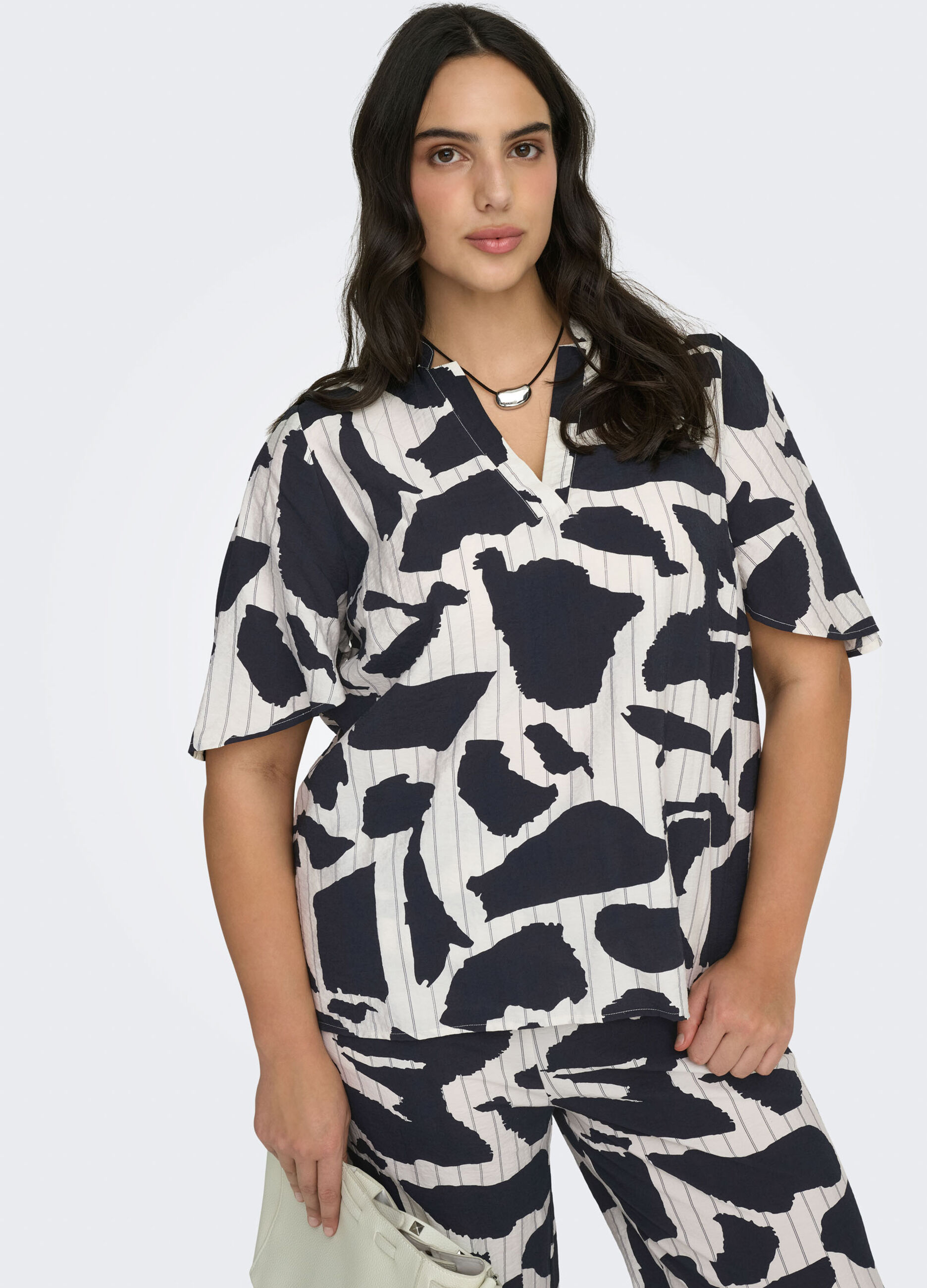 T-shirt con scollo a V_3