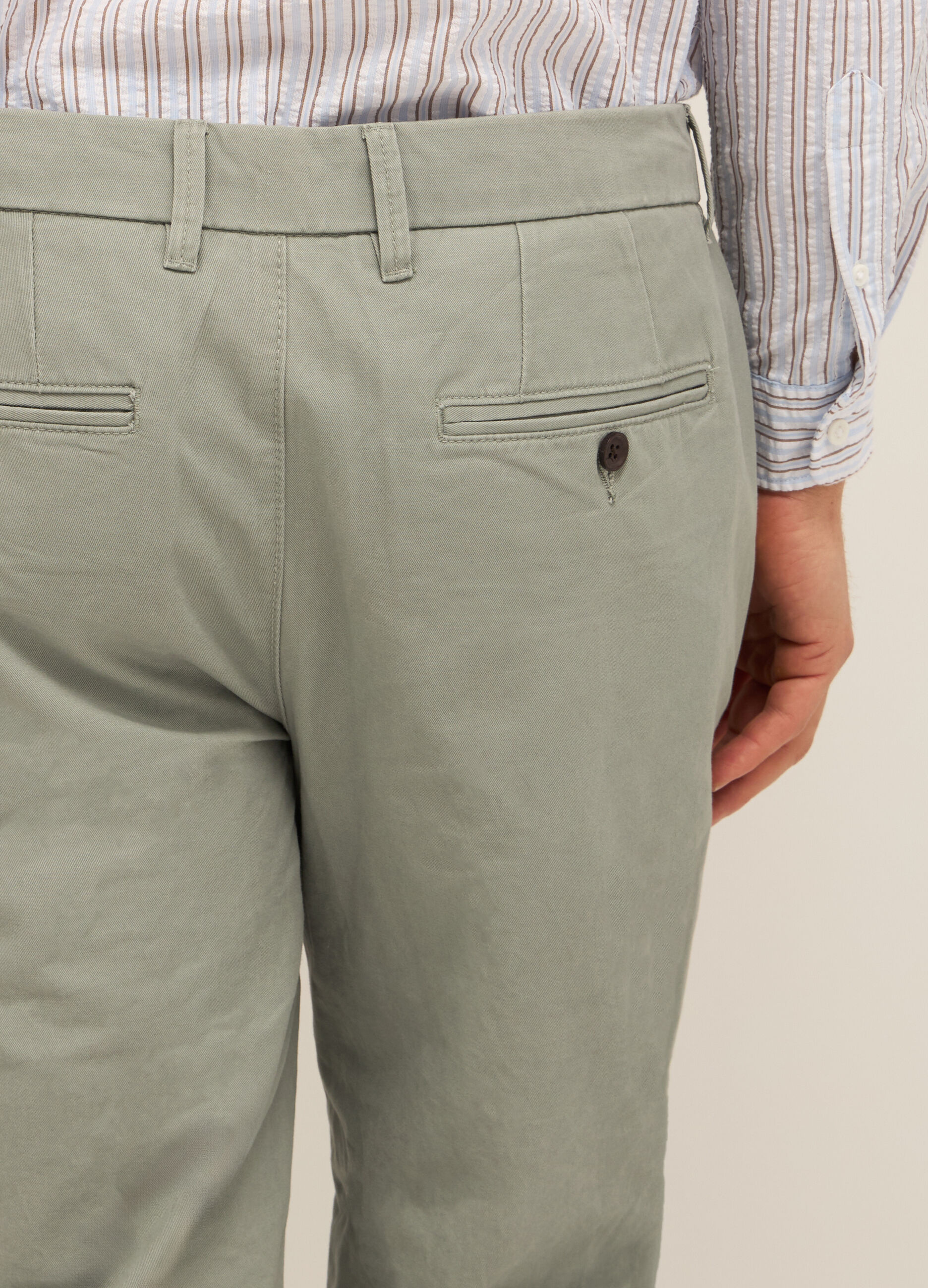 Pantaloni chino regular fit in puro cotone uomo_2