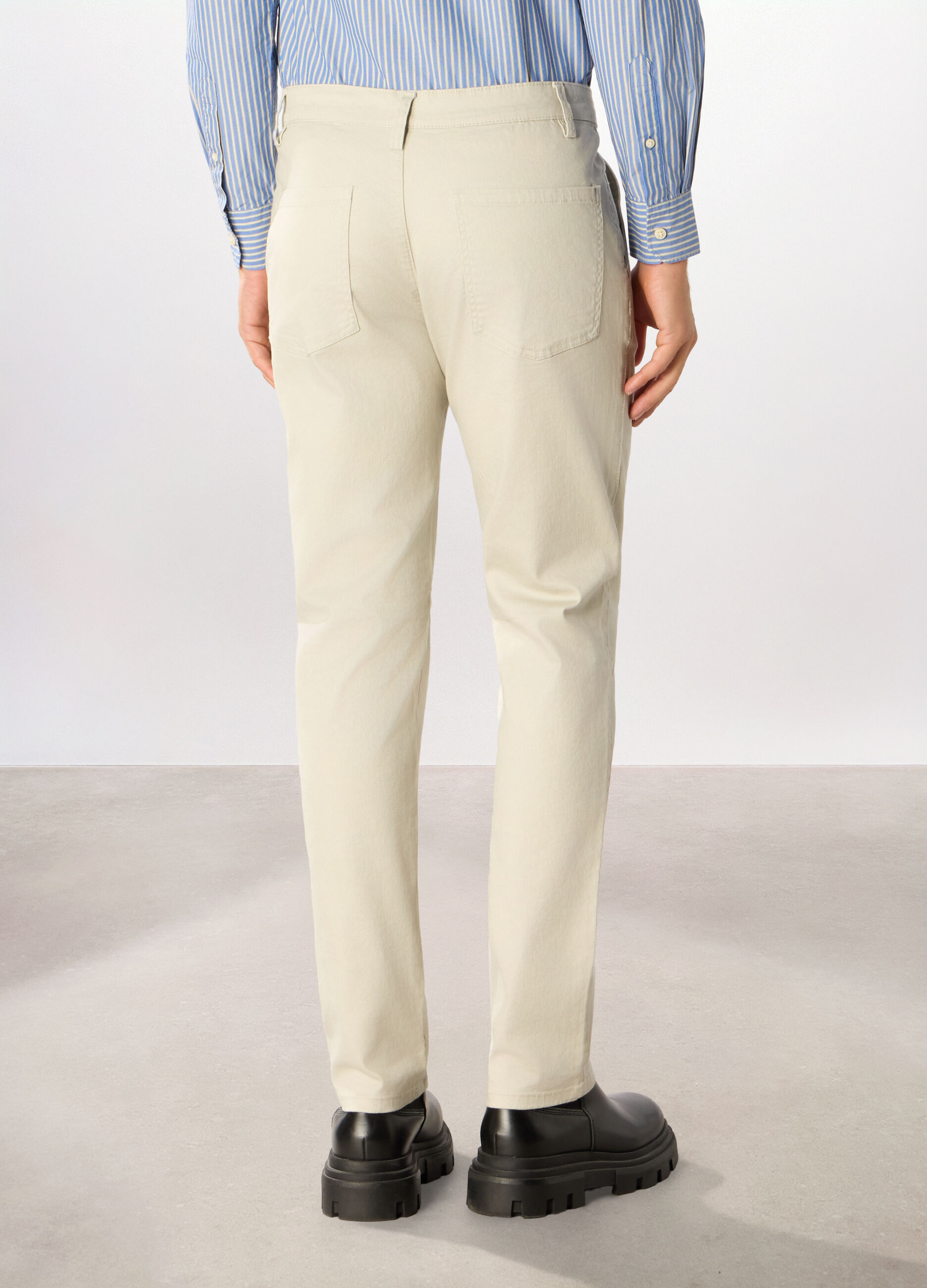 Pantaloni chino in twill di cotone stretch uomo_1