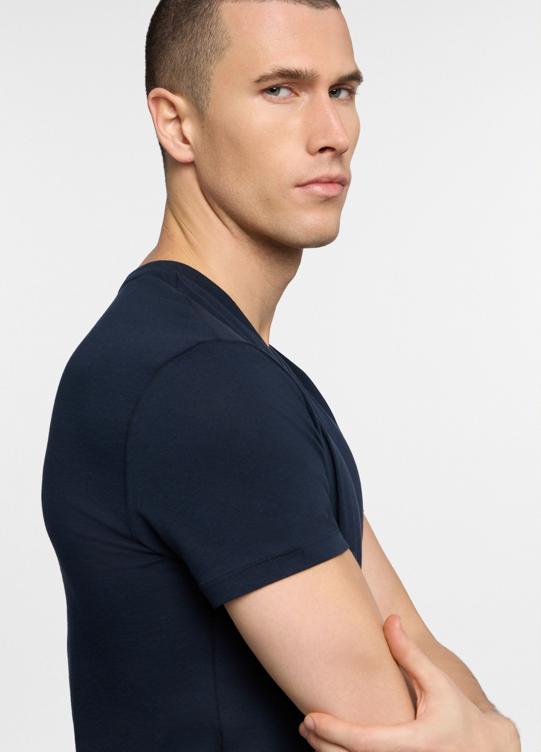 T-shirt scollo a V in jersey uomo_2