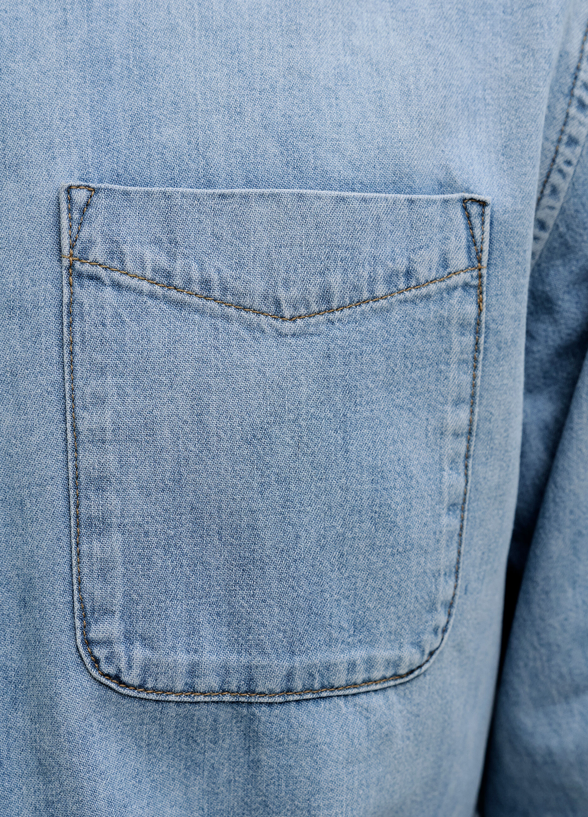 Camicia in denim con colletto button down uomo_4