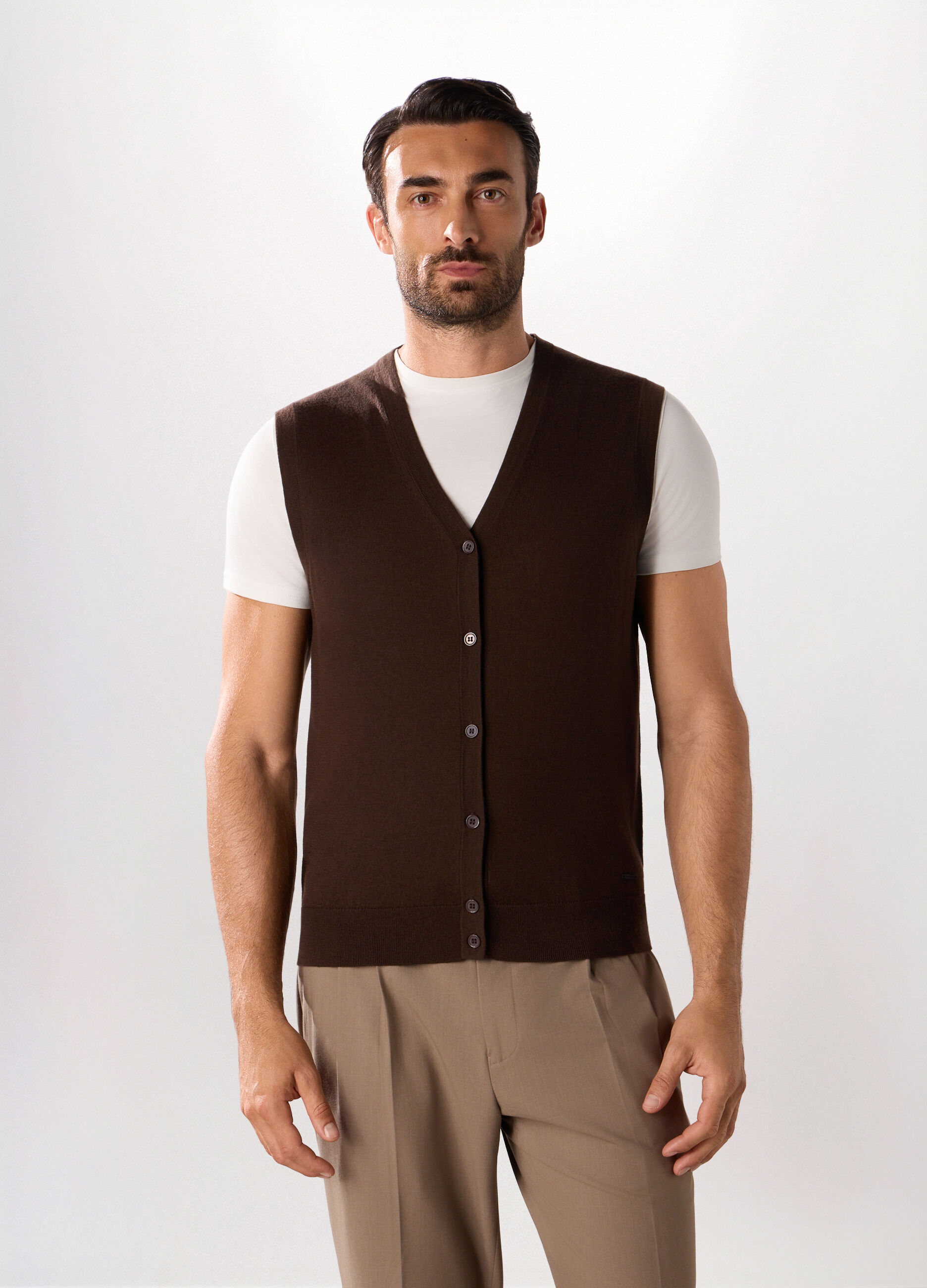 Gilet collo a V in lana merino uomo_0
