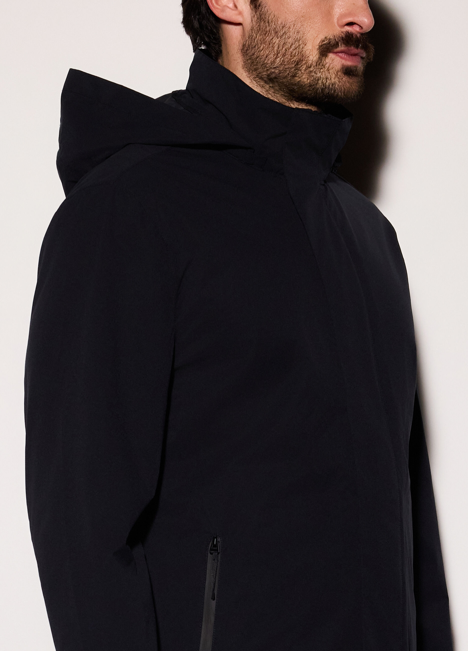 Giubbino in tessuto tecnico con cappuccio uomo_2