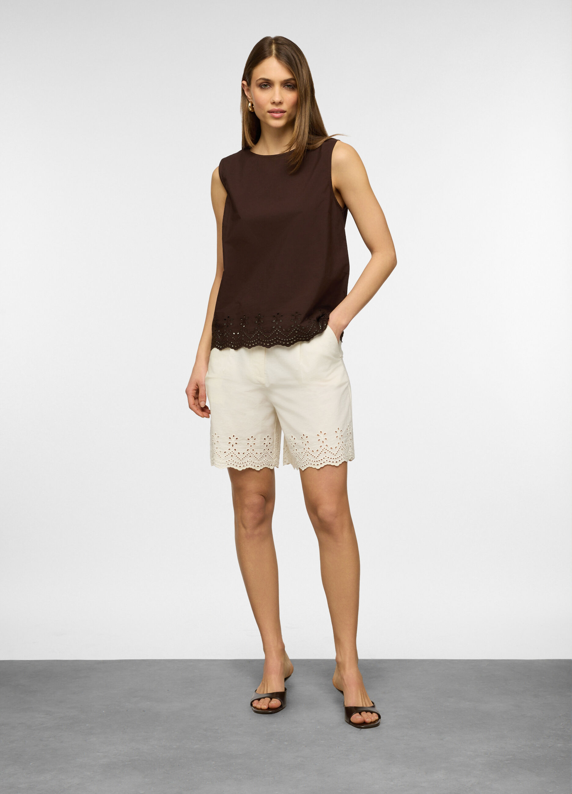 Shorts fit regular in puro cotone con ricamo donna_0