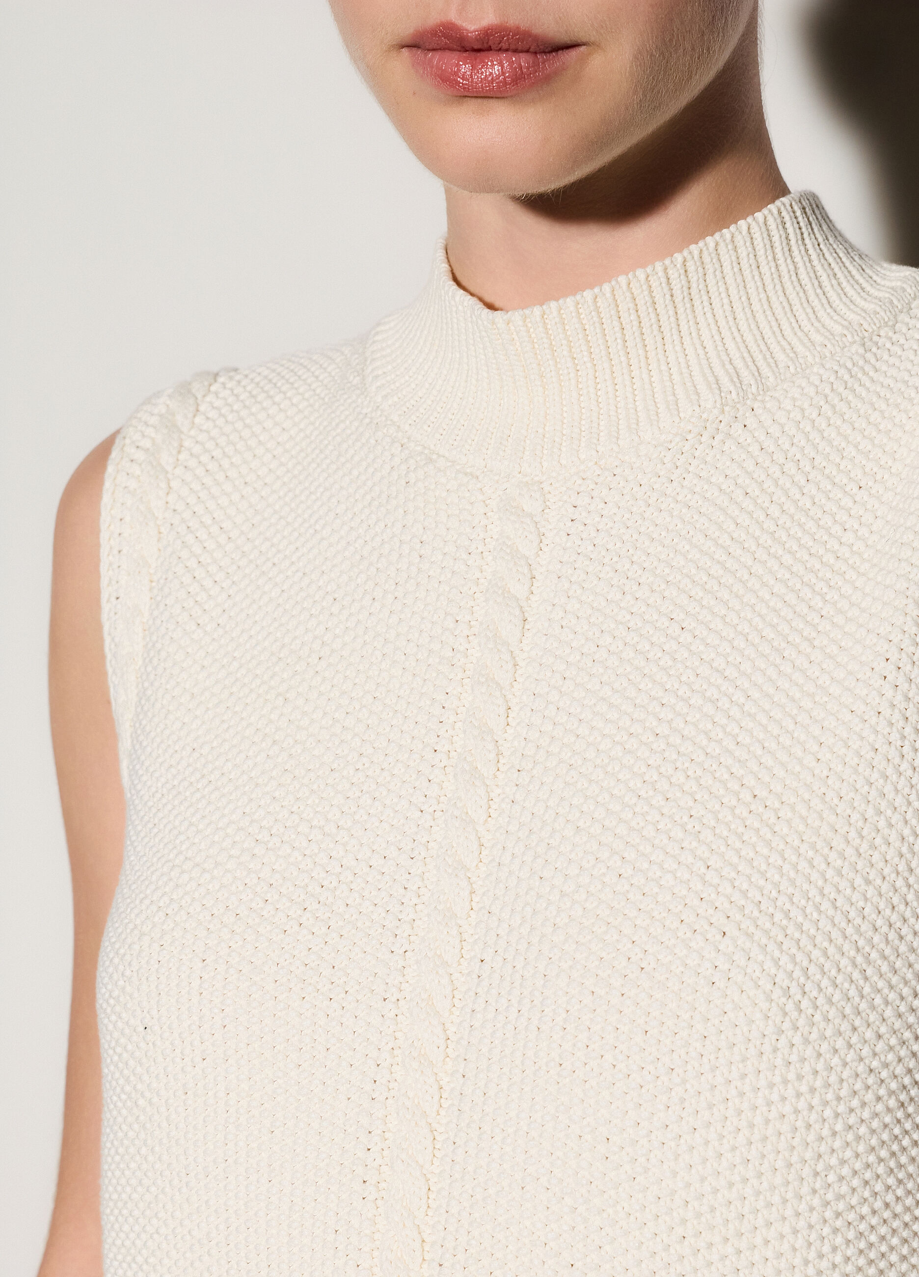 Gilet a collo alto con lavorazione a trecce donna_3