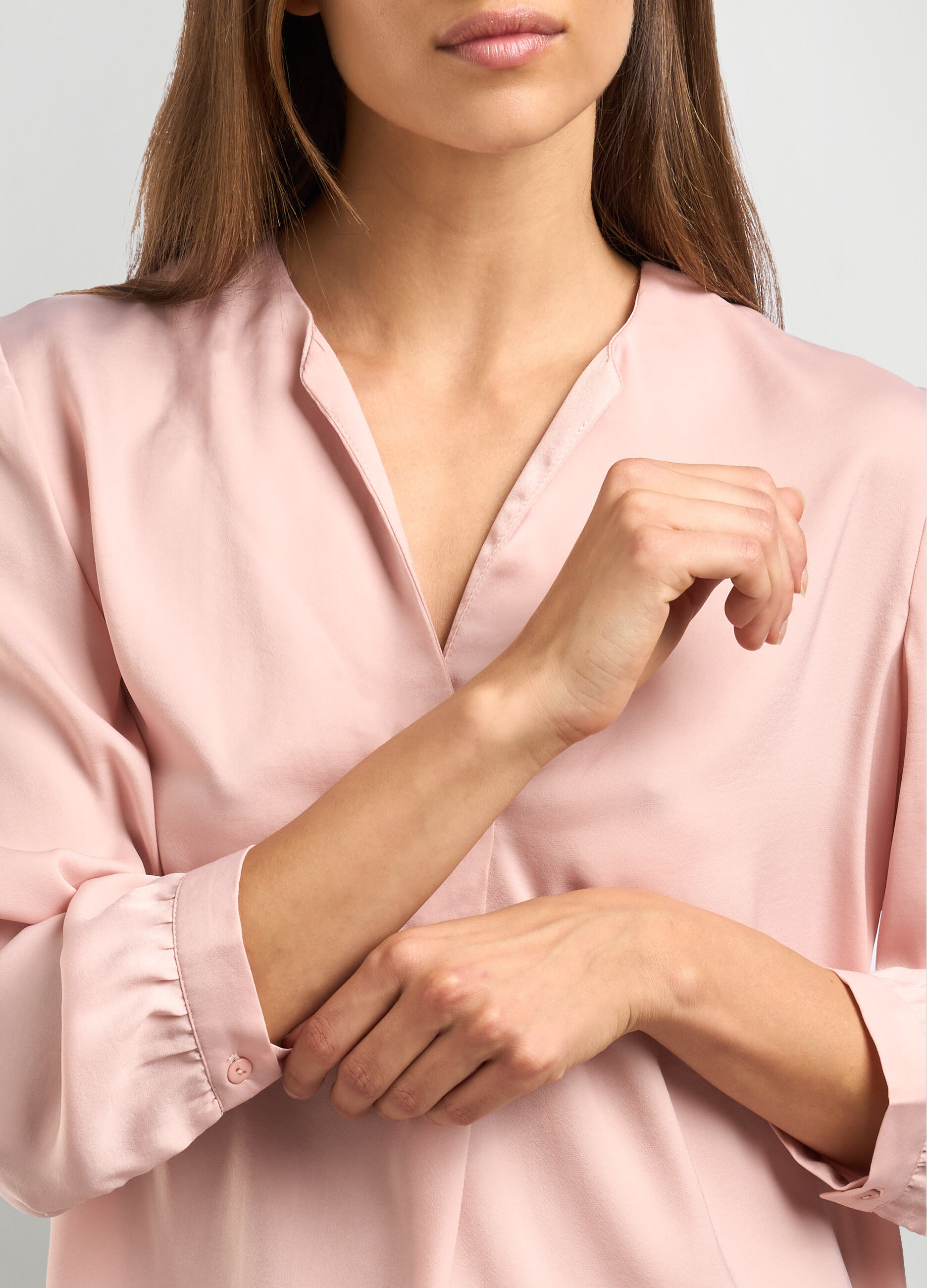 Blusa in raso con scollo a V donna_2