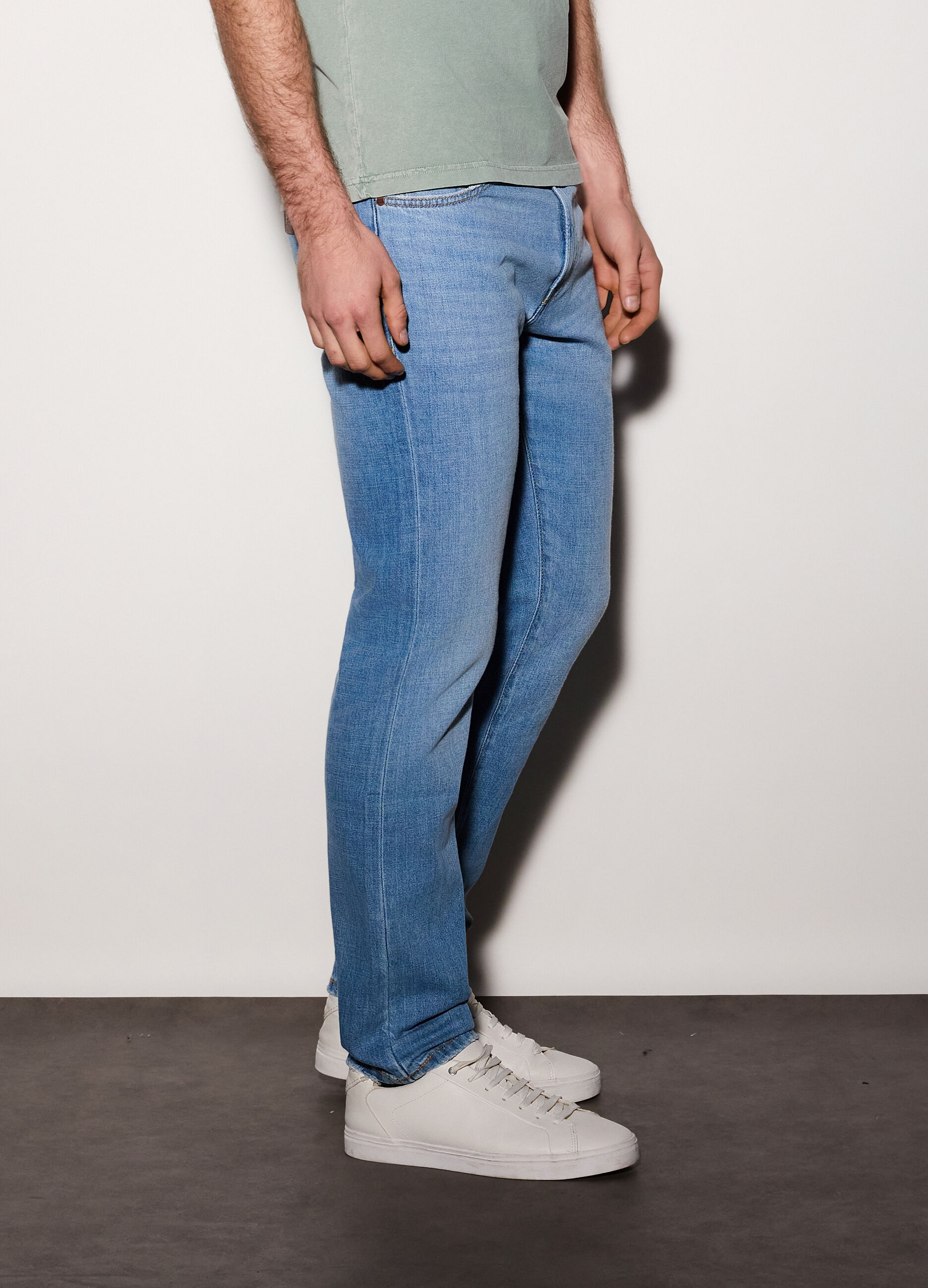 Jeans regular fit in denim di cotone e lino uomo_2