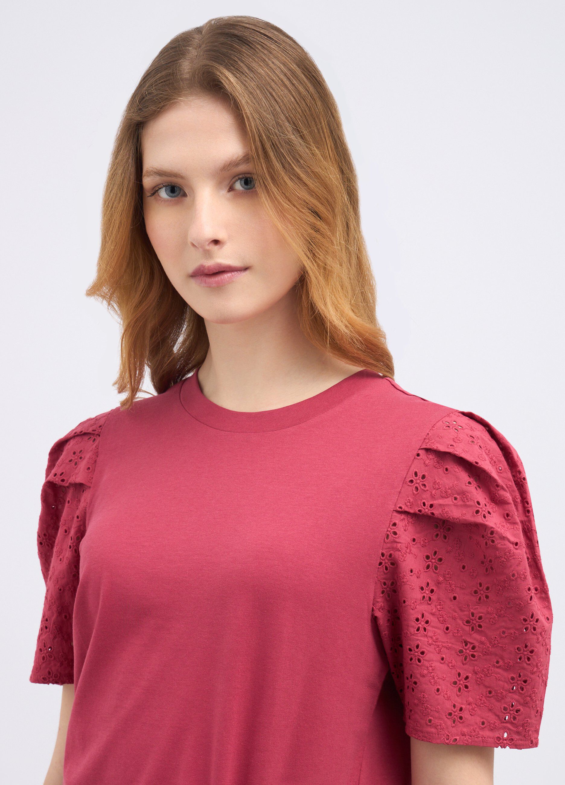 Maglietta con maniche in sangallo donna_2