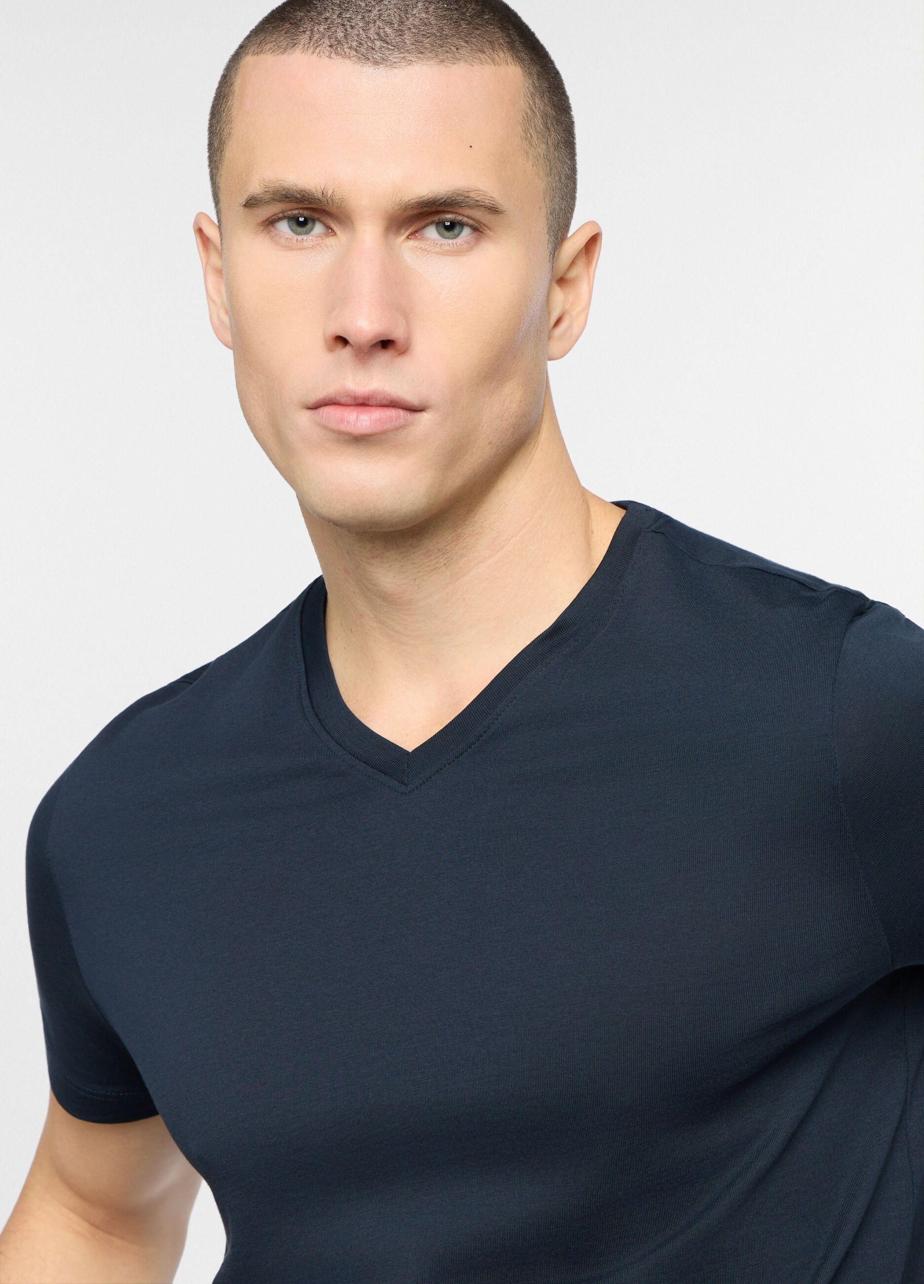 T-shirt scollo a V in jersey di cotone uomo_2