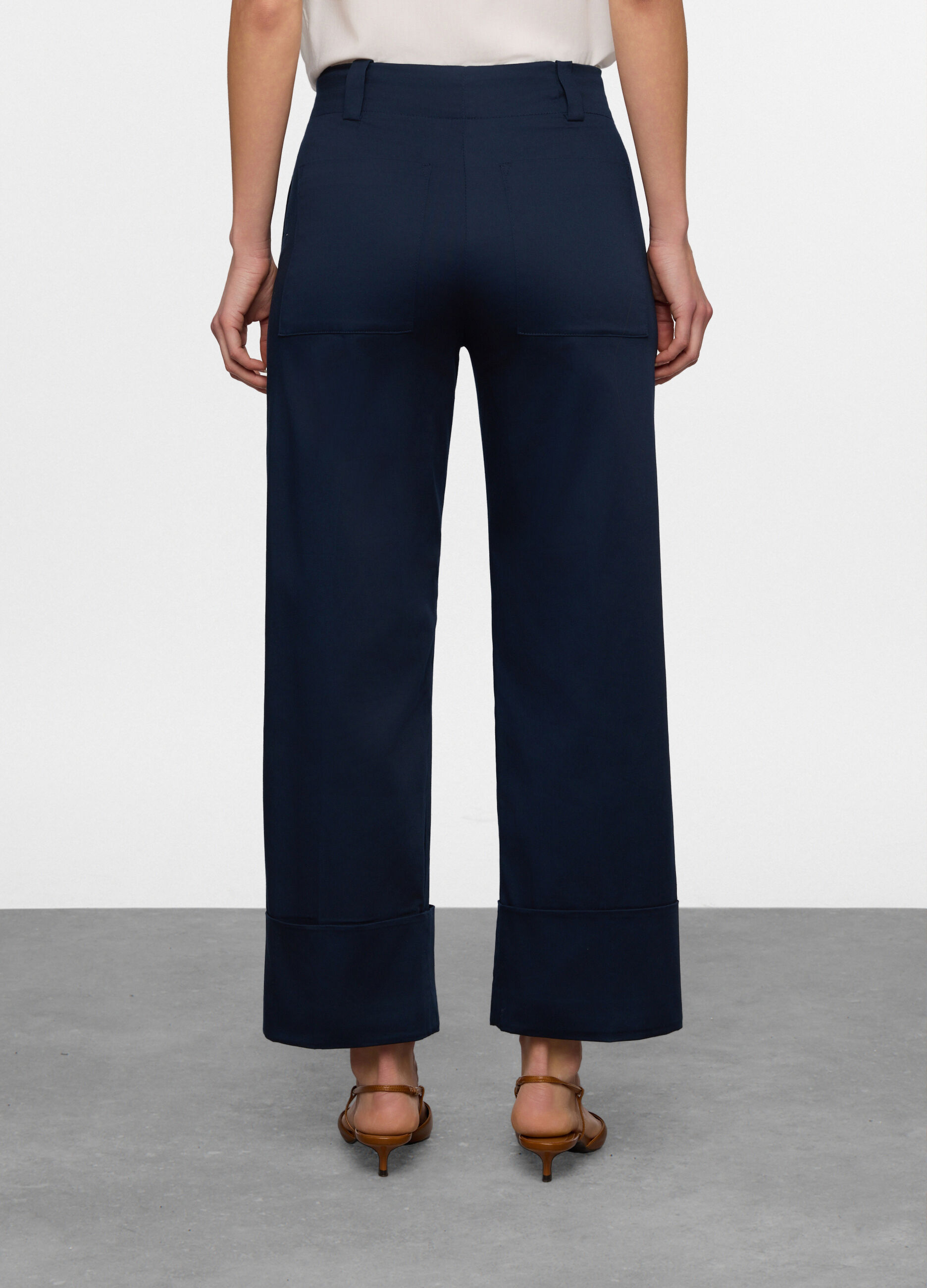 Pantaloni straight fit in raso di cotone stretch donna_1
