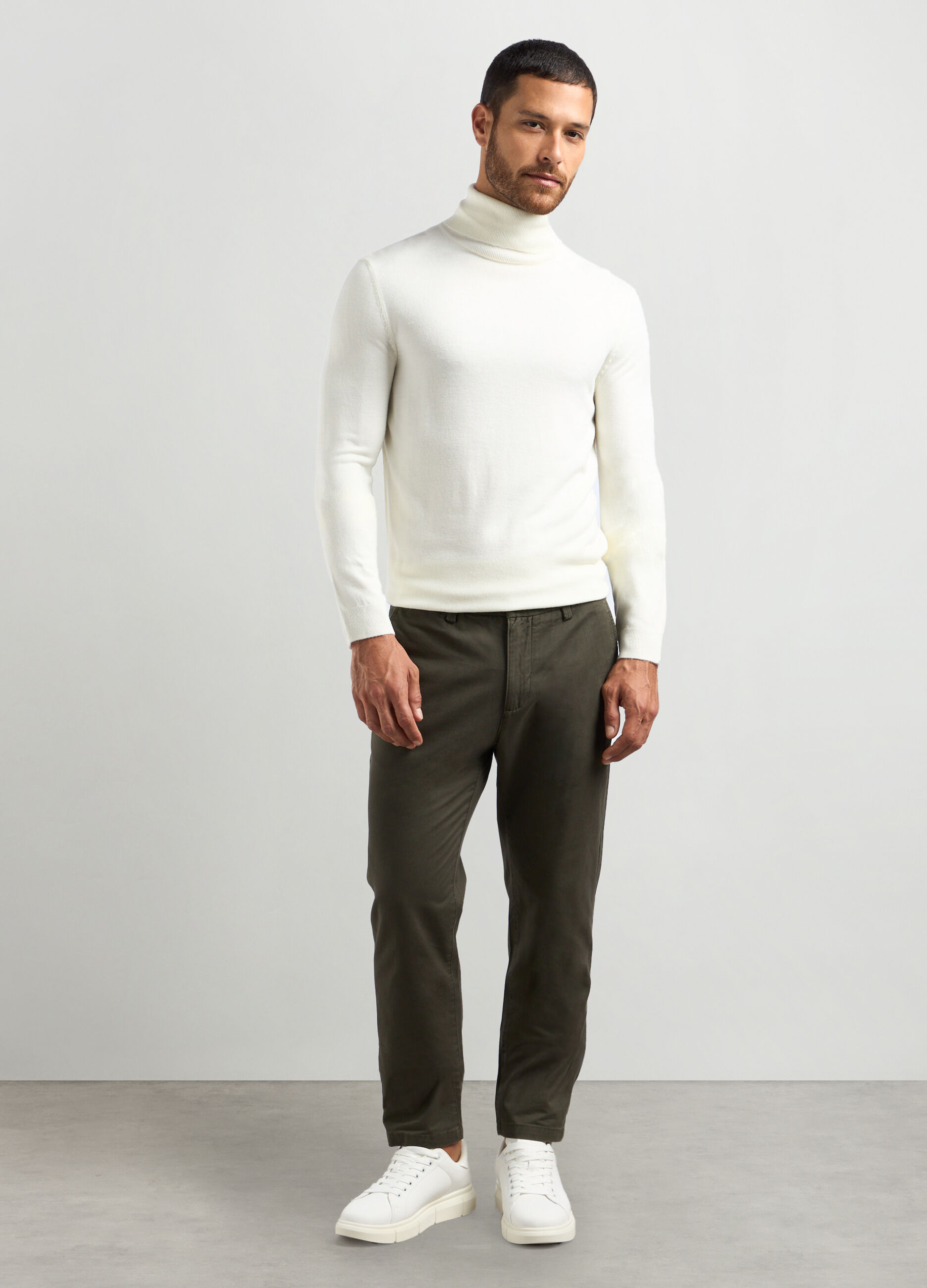 Pantaloni chino regular fit in twill di cotone uomo_0