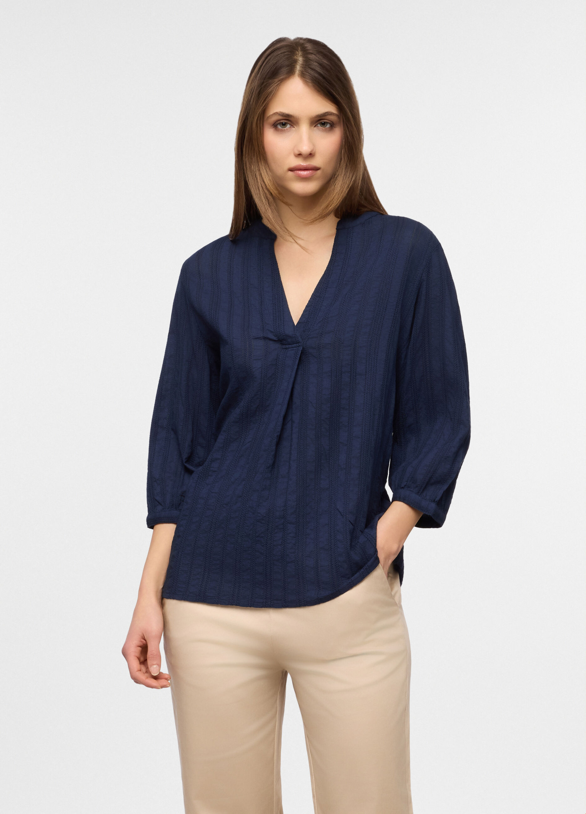 Camicia fit regular con scollo a V in puro cotone donna_0