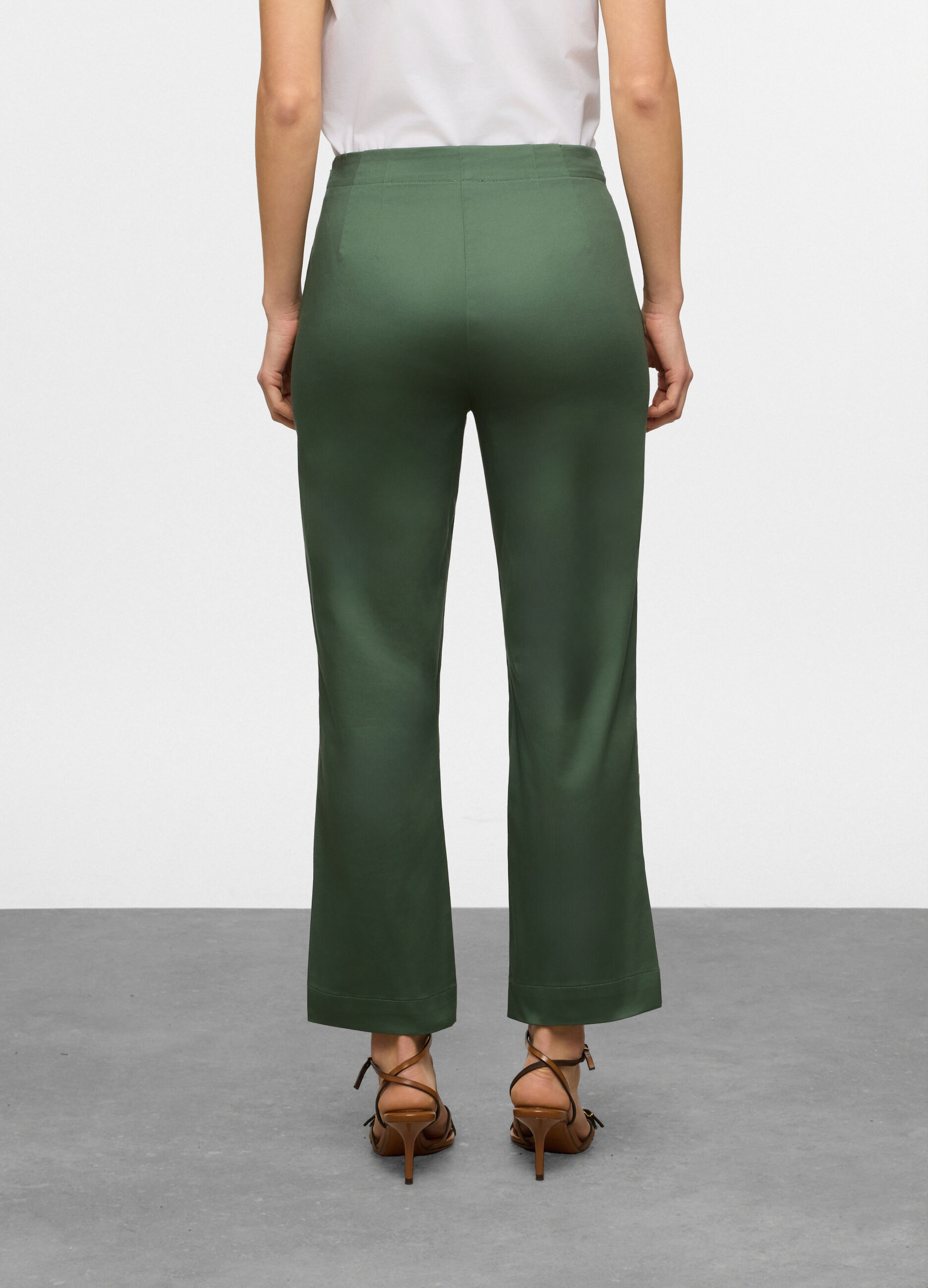 Pantaloni fit slim in satin di cotone stretch donna_1