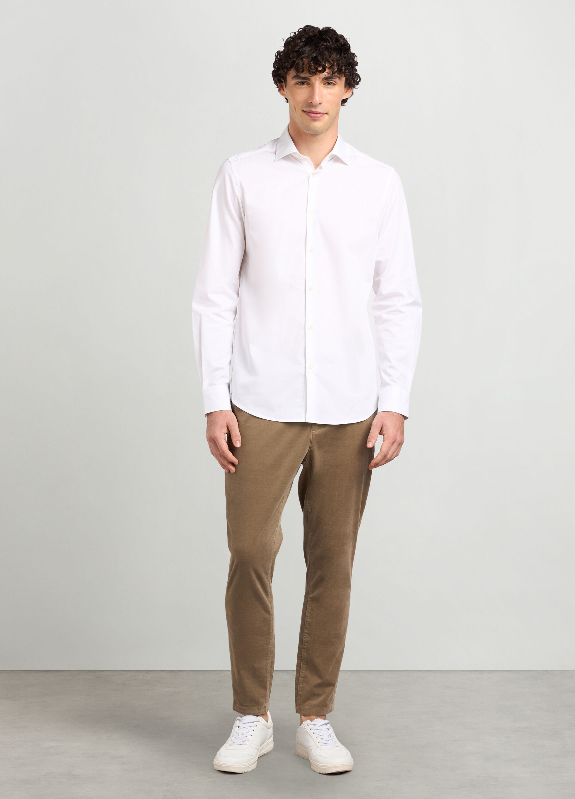 Pantaloni chino regular fit in velluto di cotone stretch uomo_0