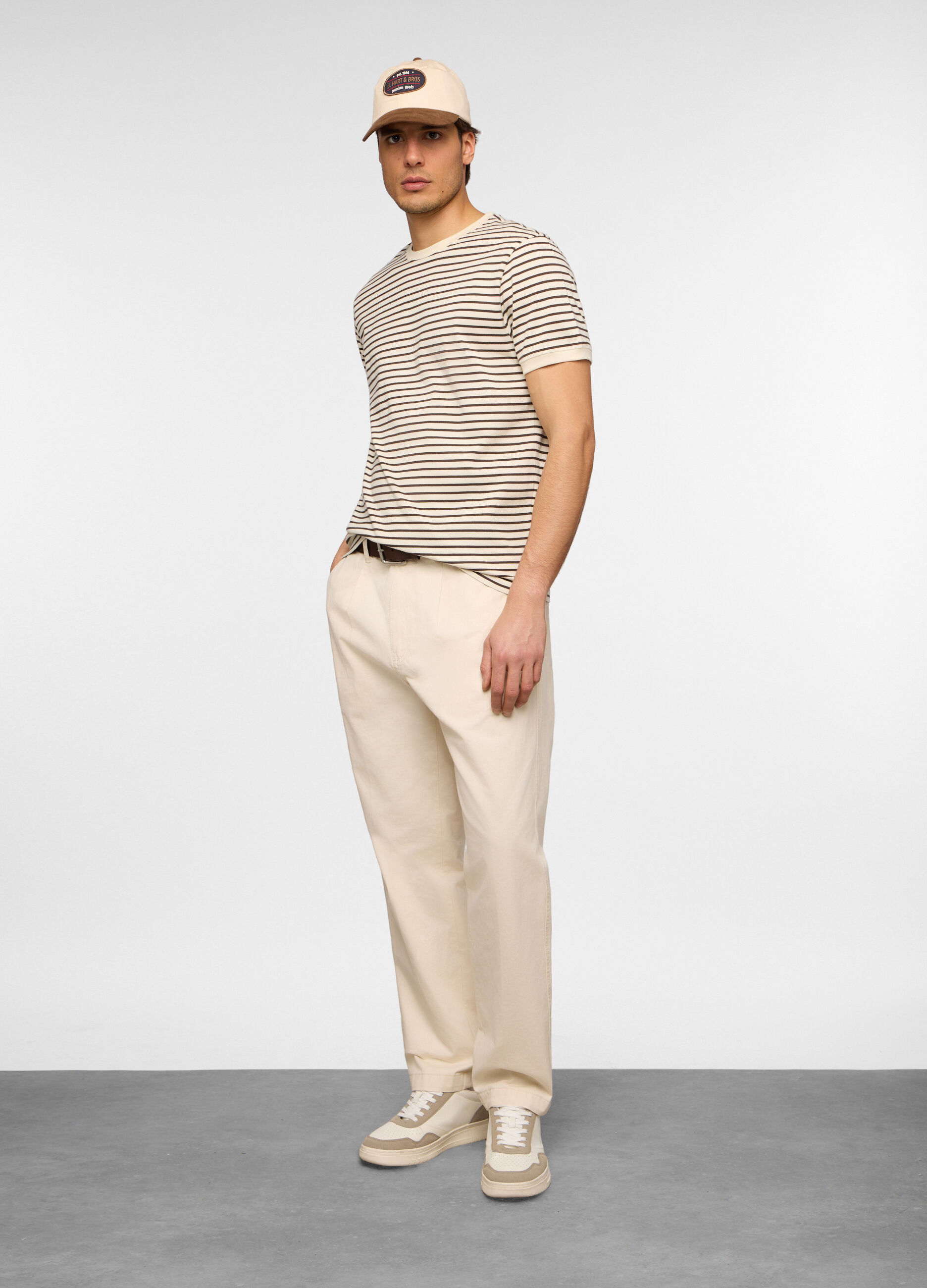 Pantaloni chino relaxed fit in cotone uomo_0