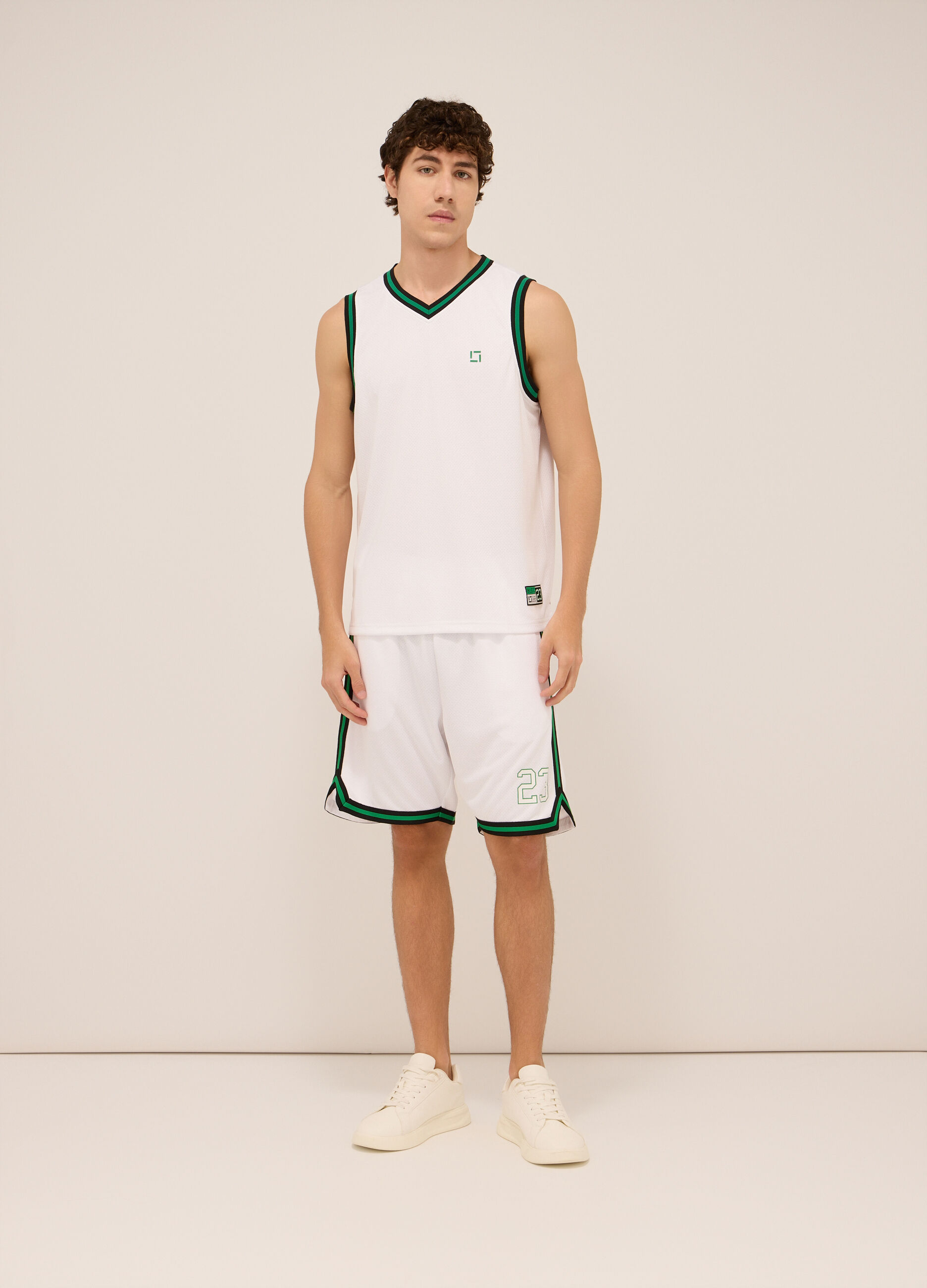 Pantaloncino sportivo stile basket uomo