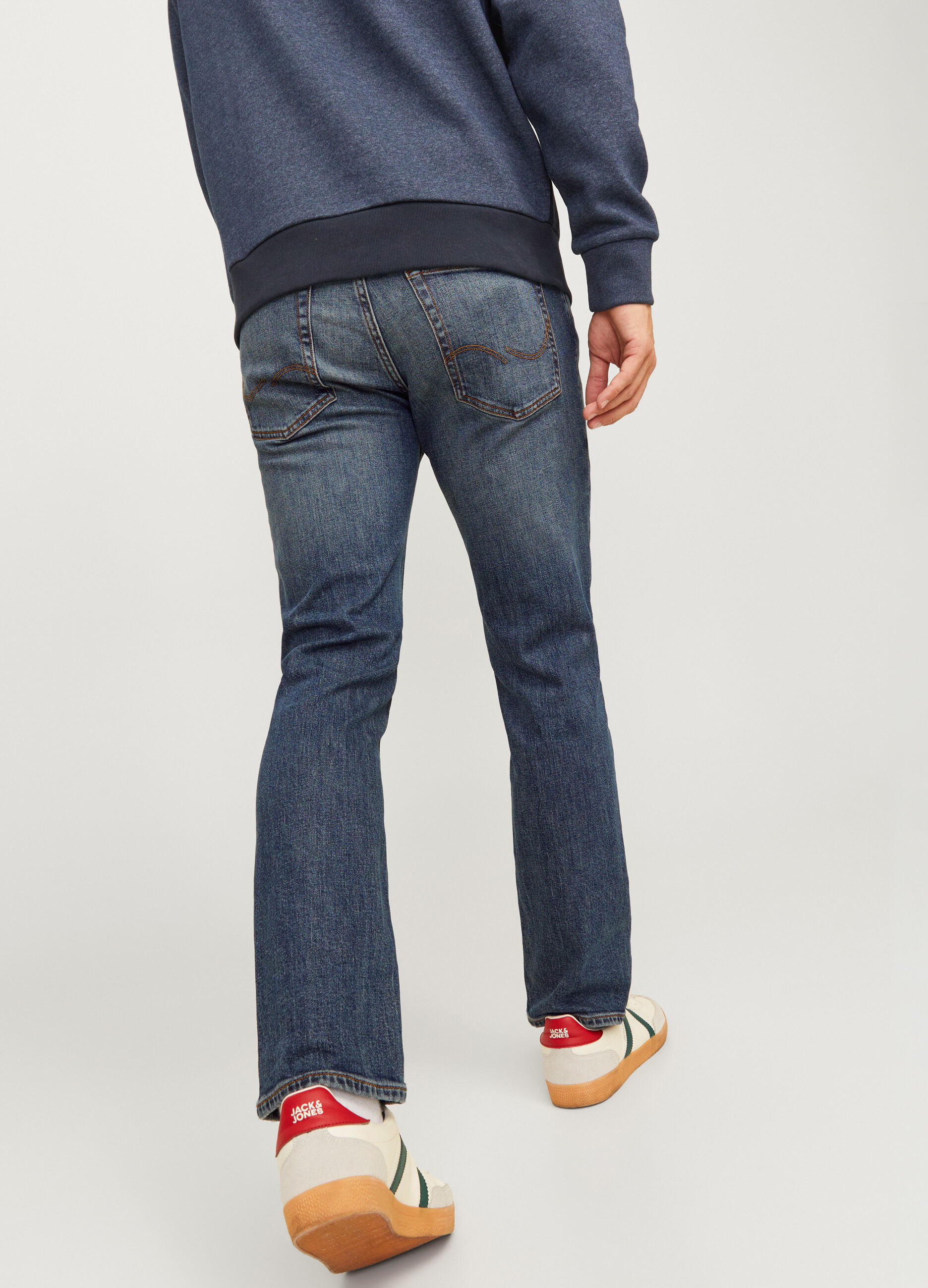 Jeans regular fit in denim lavato uomo_2