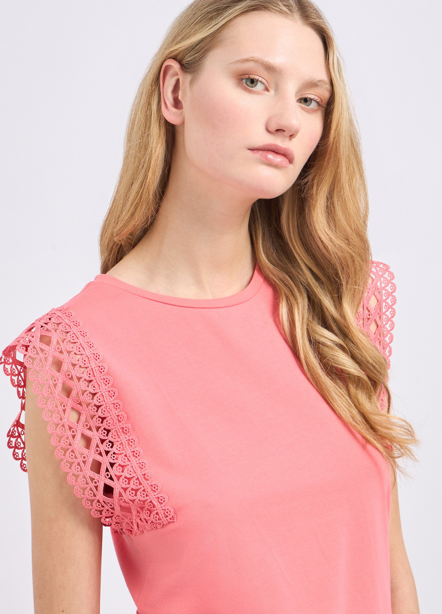 T-shirt smanicata con inserti in pizzo donna_2
