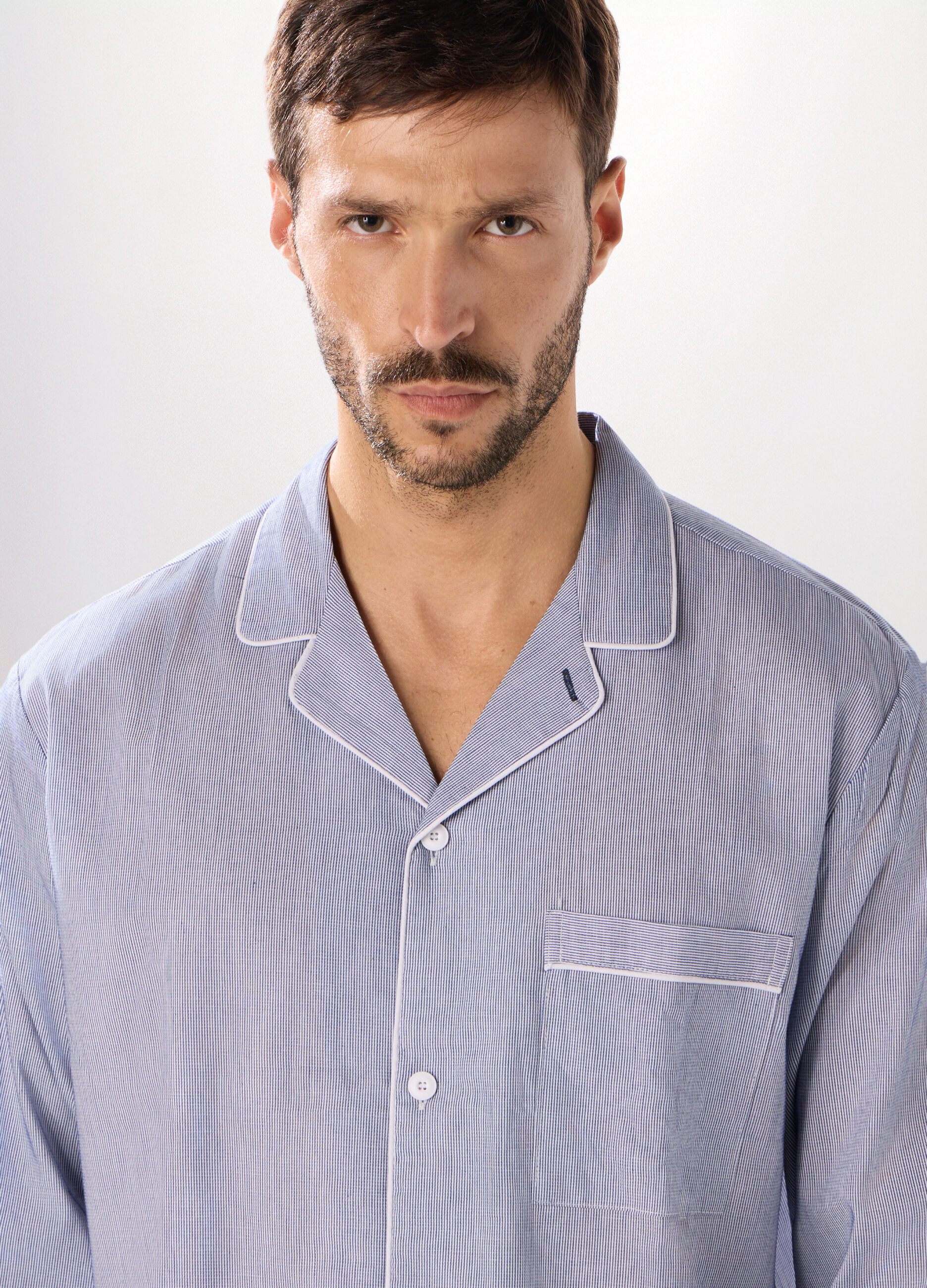 Pigiama lungo aperto a righe sottili uomo_2