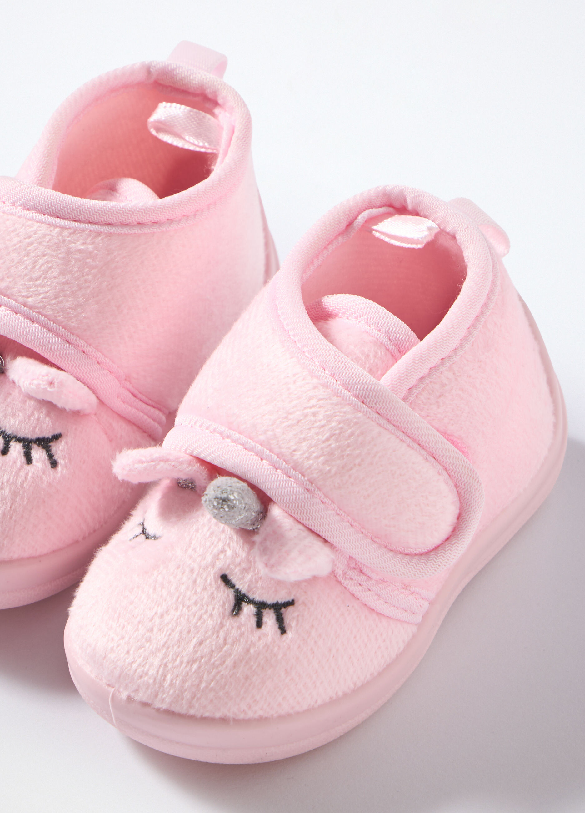 Scarpine con applicazioni e ricami neonata_1