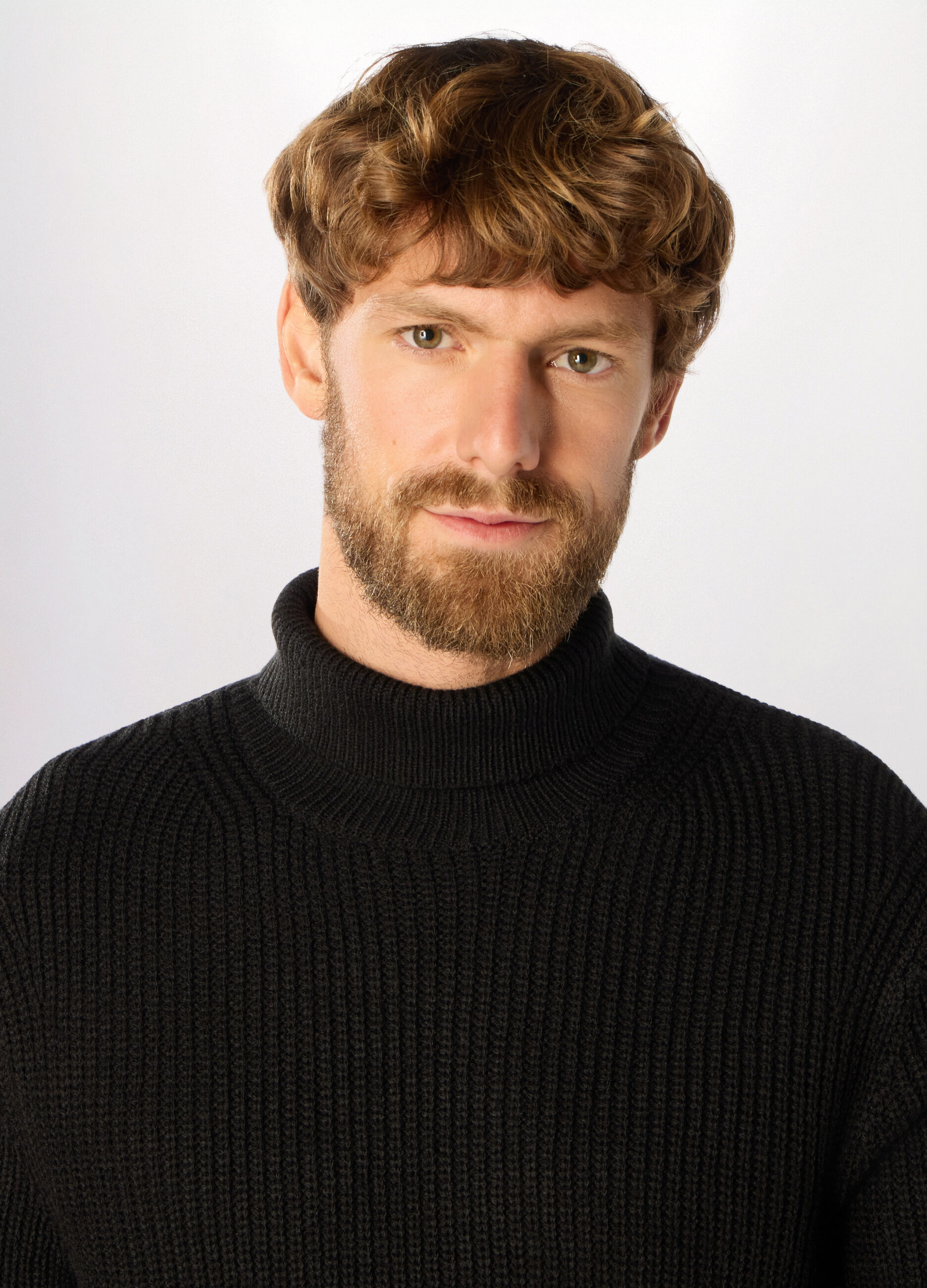 Maglione collo alto a costa inglese uomo_2