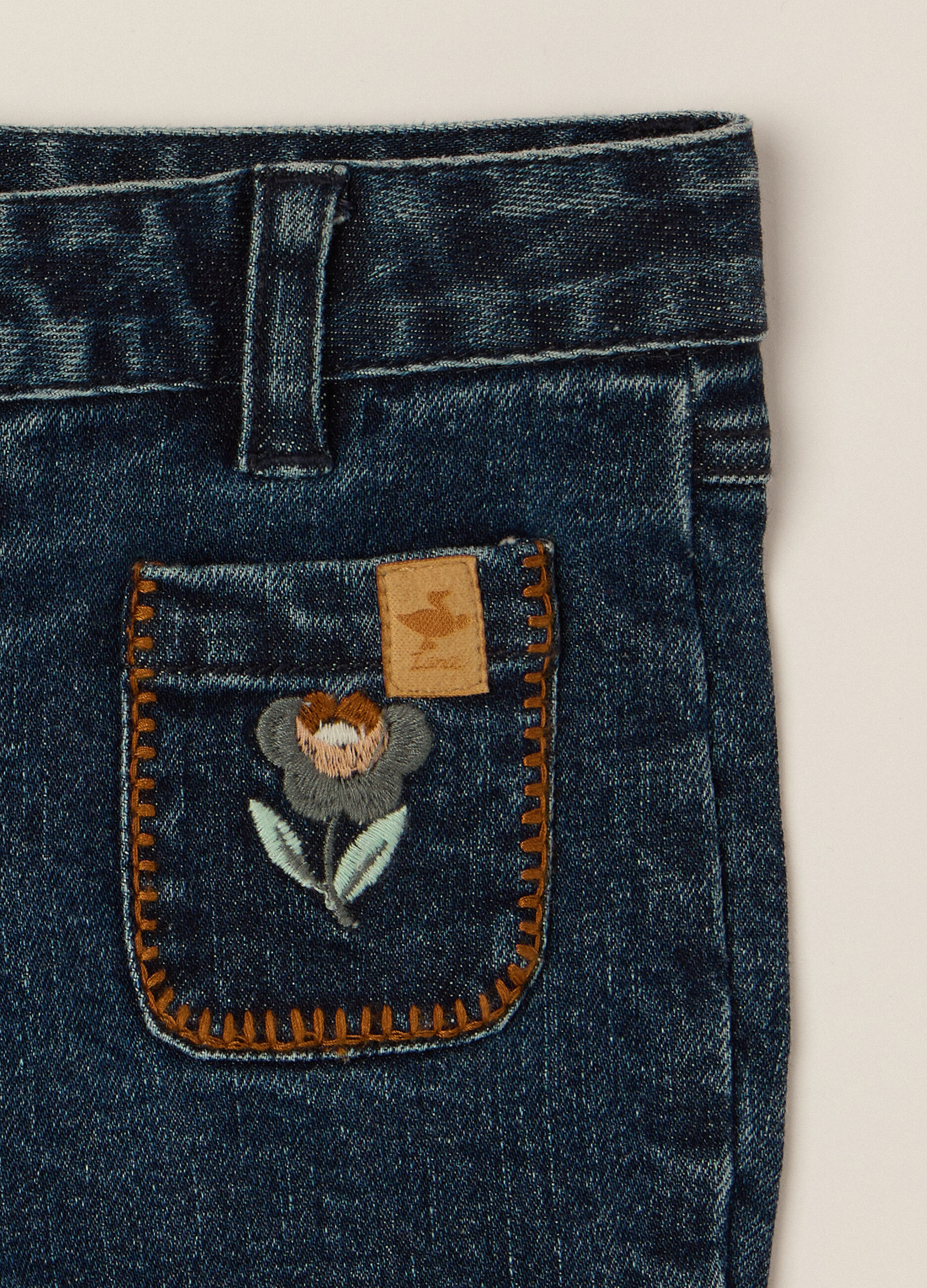 Pantaloni denim elasticizzati a zampa_2