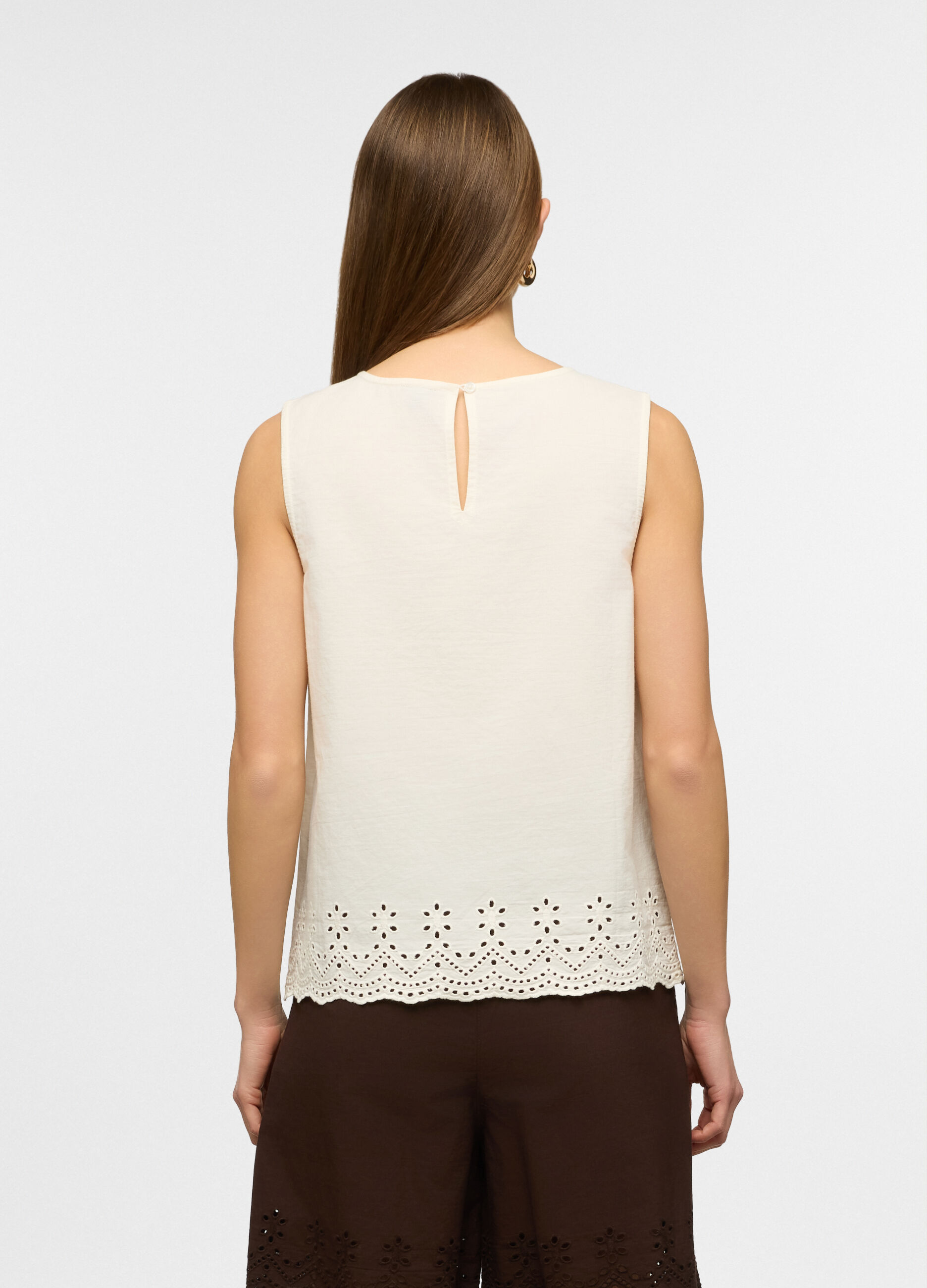 Top smanicato con scollo rotondo e ricamo donna_1