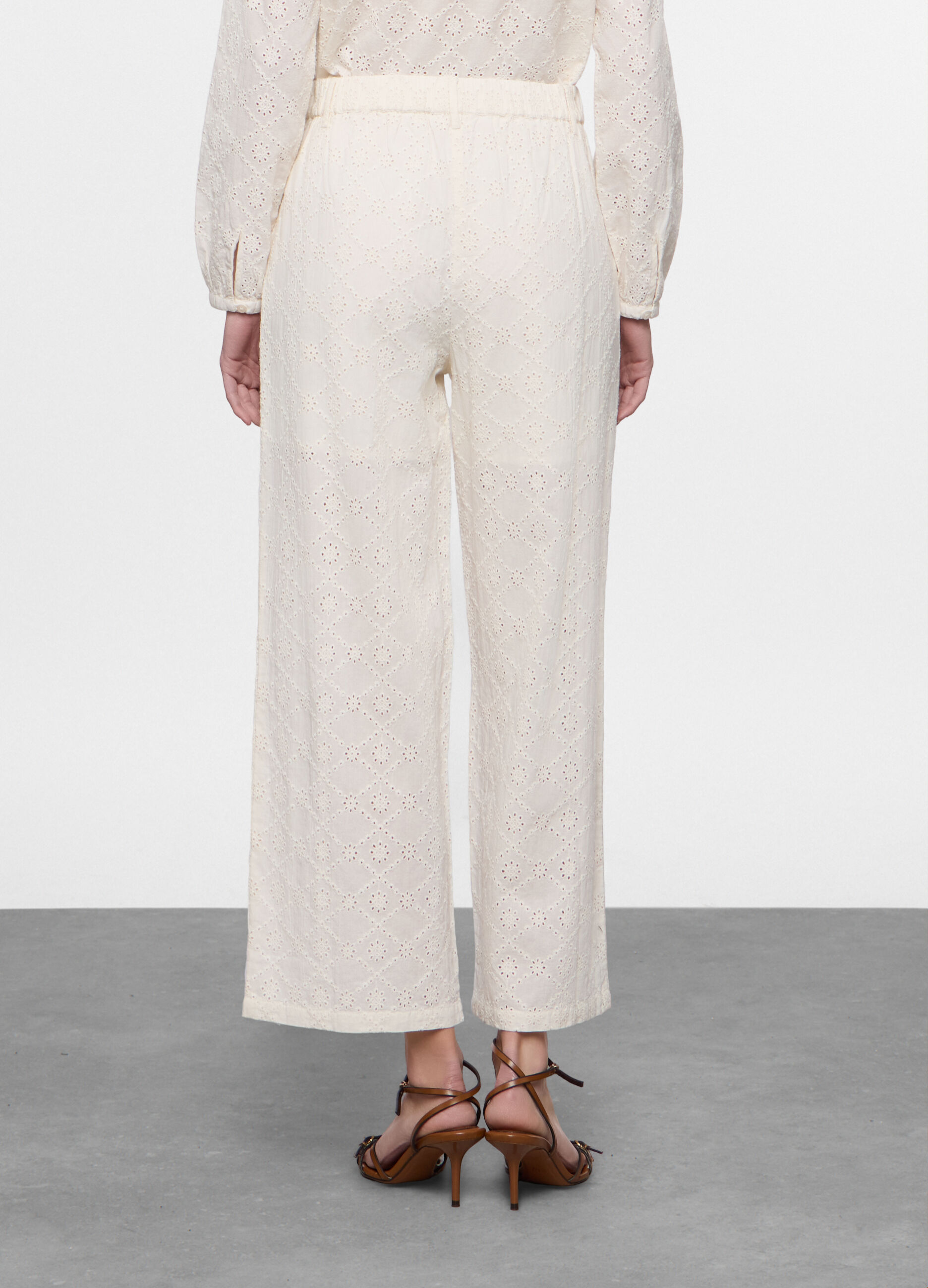 Pantaloni fit regular in sangallo di puro cotone donna_1