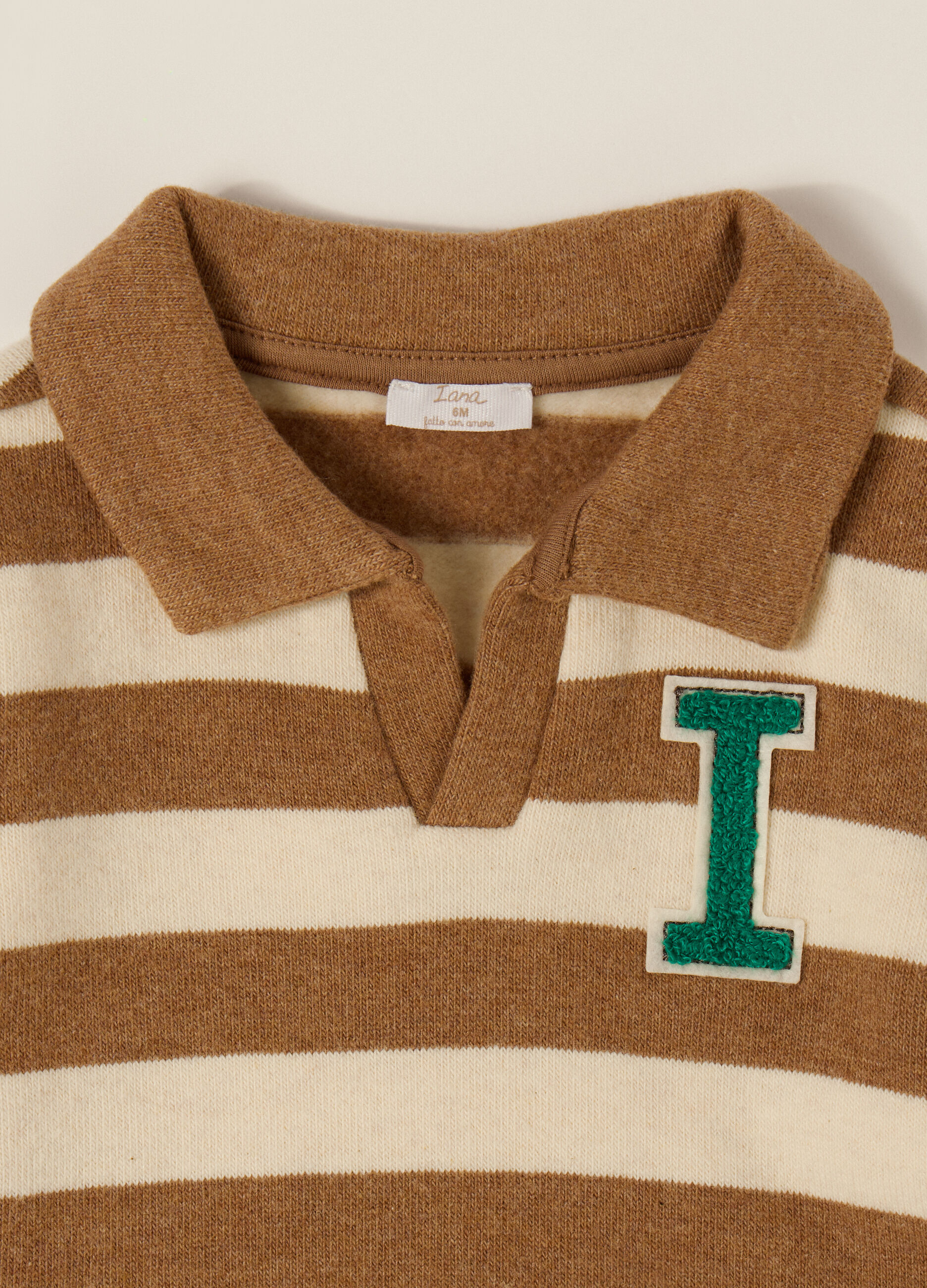 Maglione marrone a righe con collo a polo_2