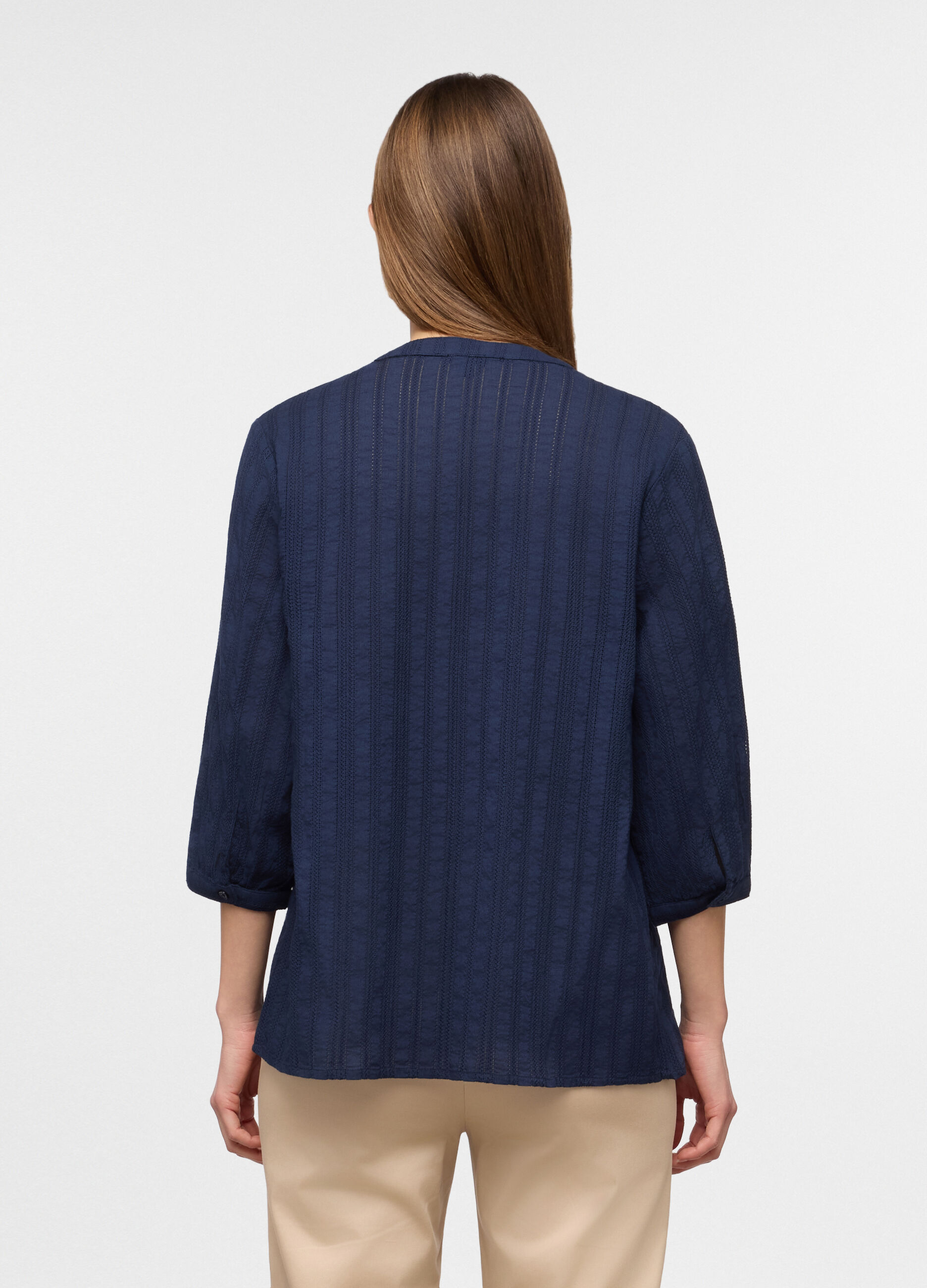 Camicia fit regular con scollo a V in puro cotone donna_1
