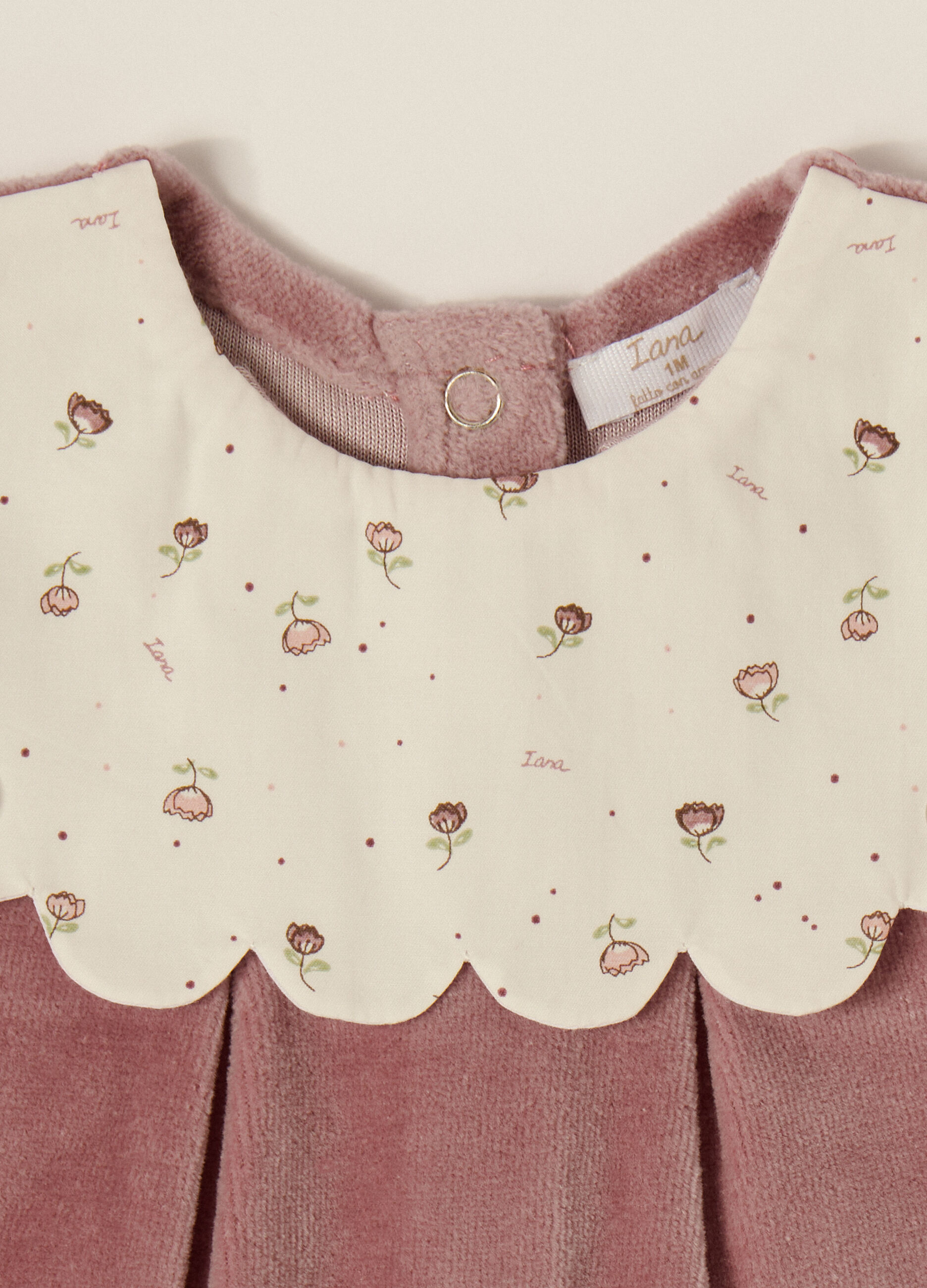 Pagliaccetto rosa in velour con dettaglio floreale_2