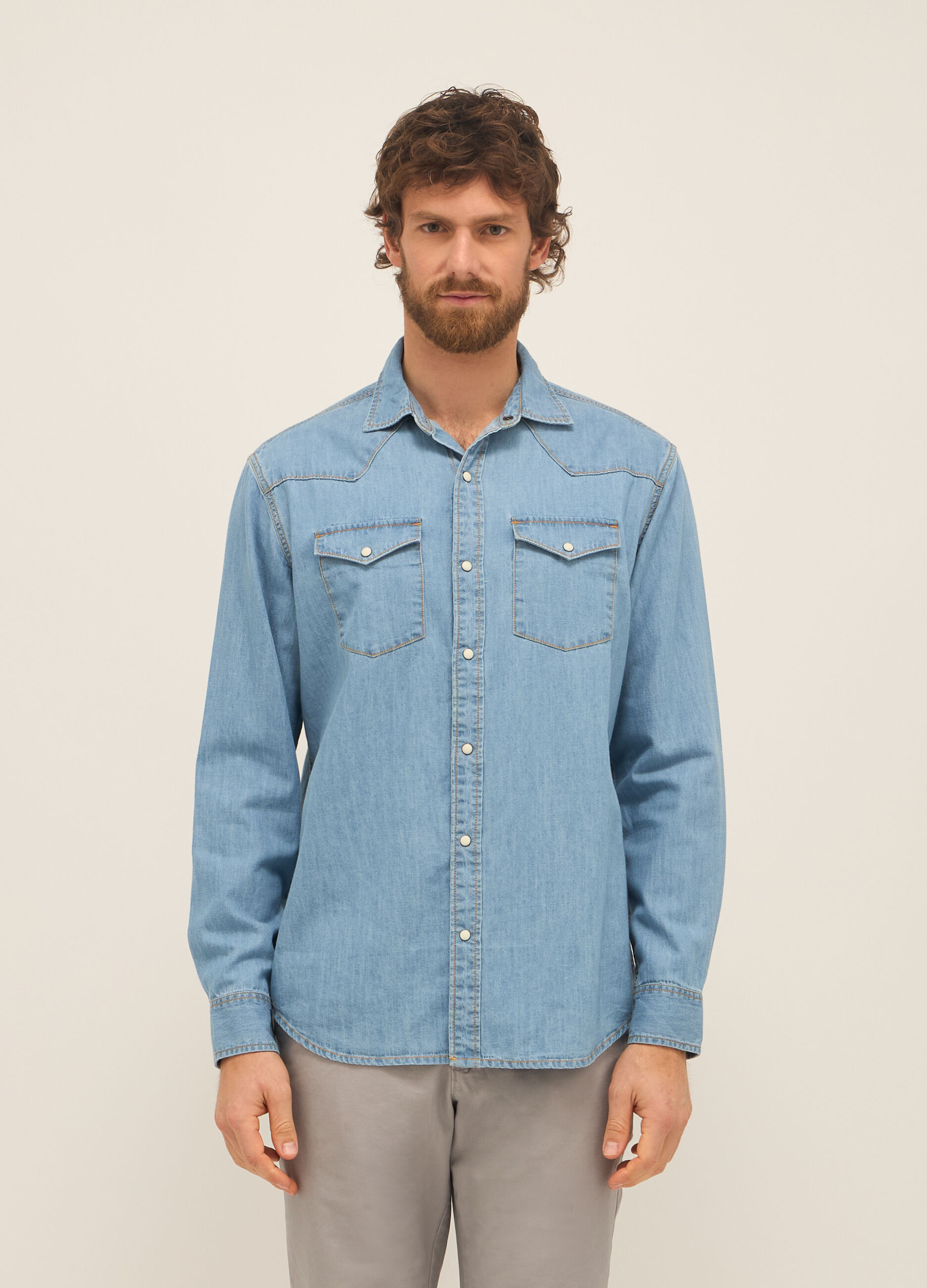 Camicia in denim di cotone con spalloni e taschini_0