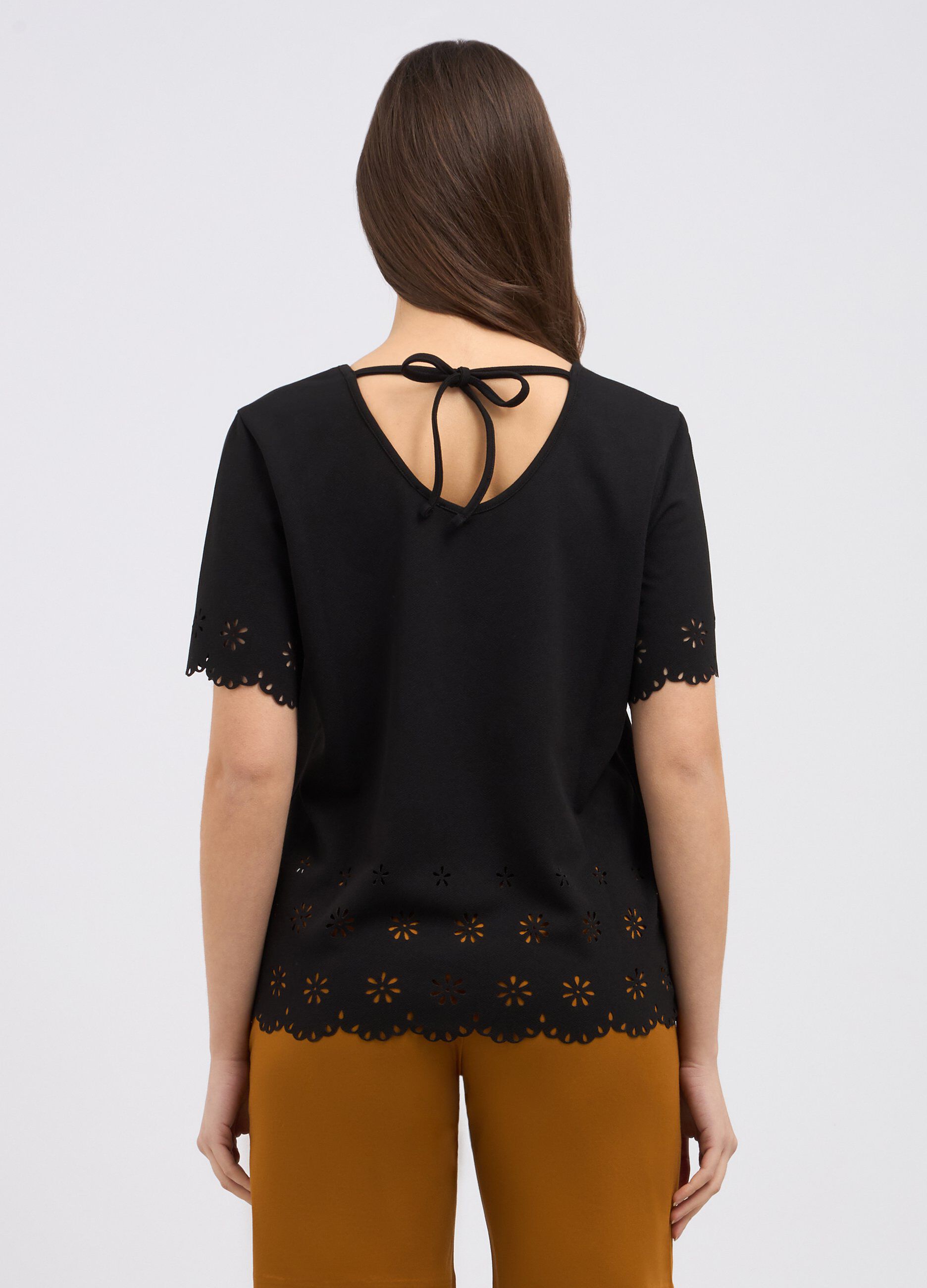 T-shirt a maniche corte con lavorazione donna_1