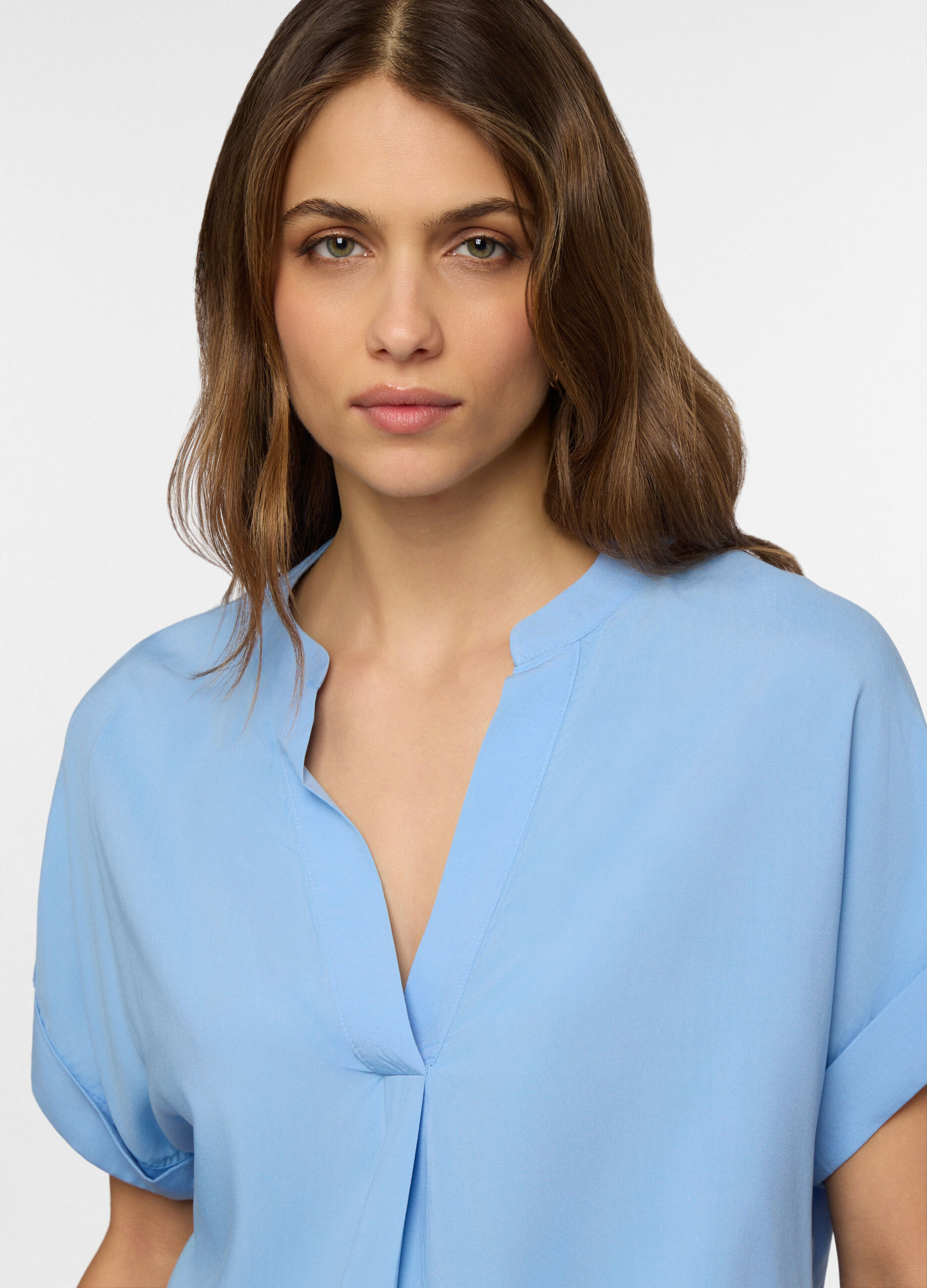 Blusa regular fit con scollo a V in pura viscosa donna_2