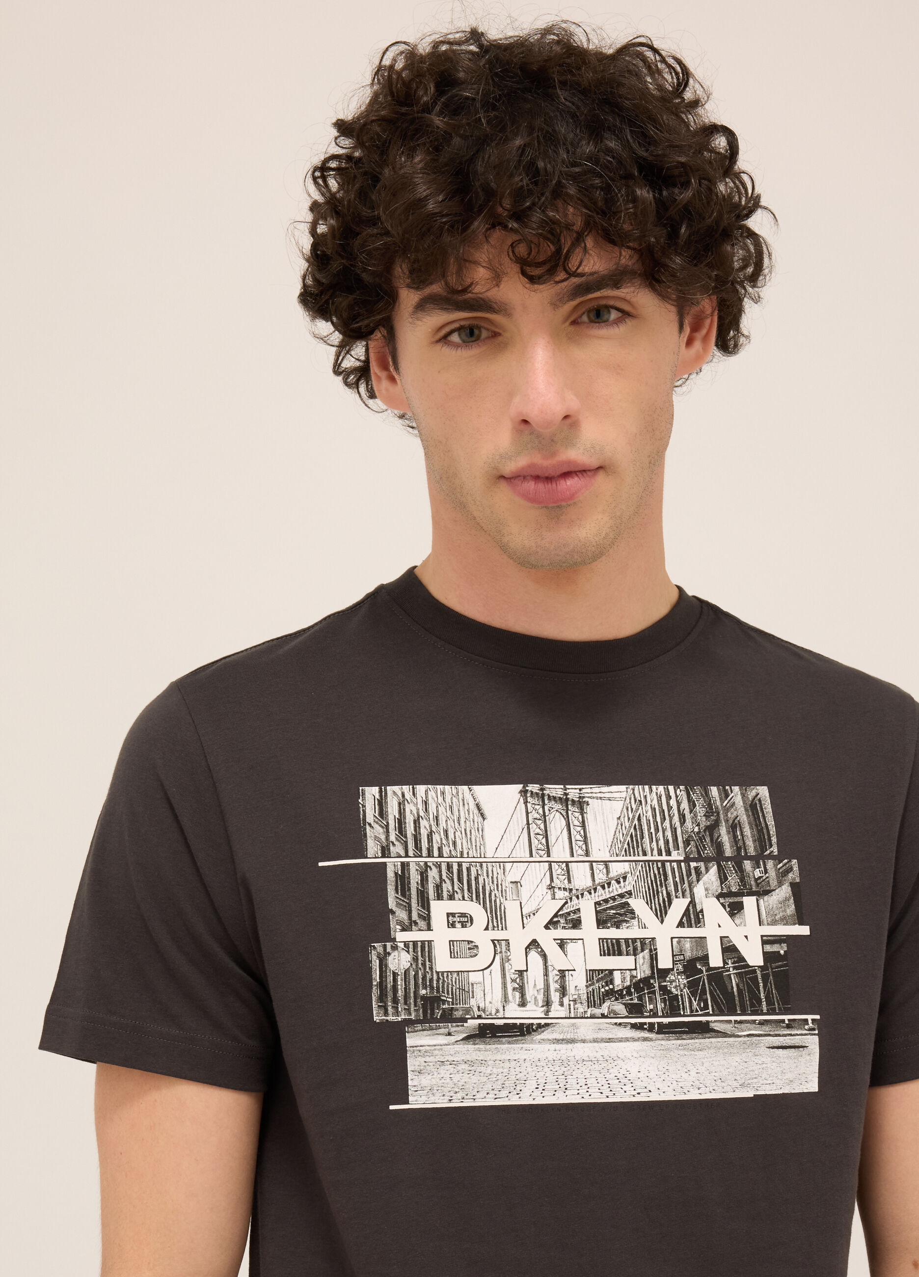 T-shirt girocollo in cotone con stampa uomo
