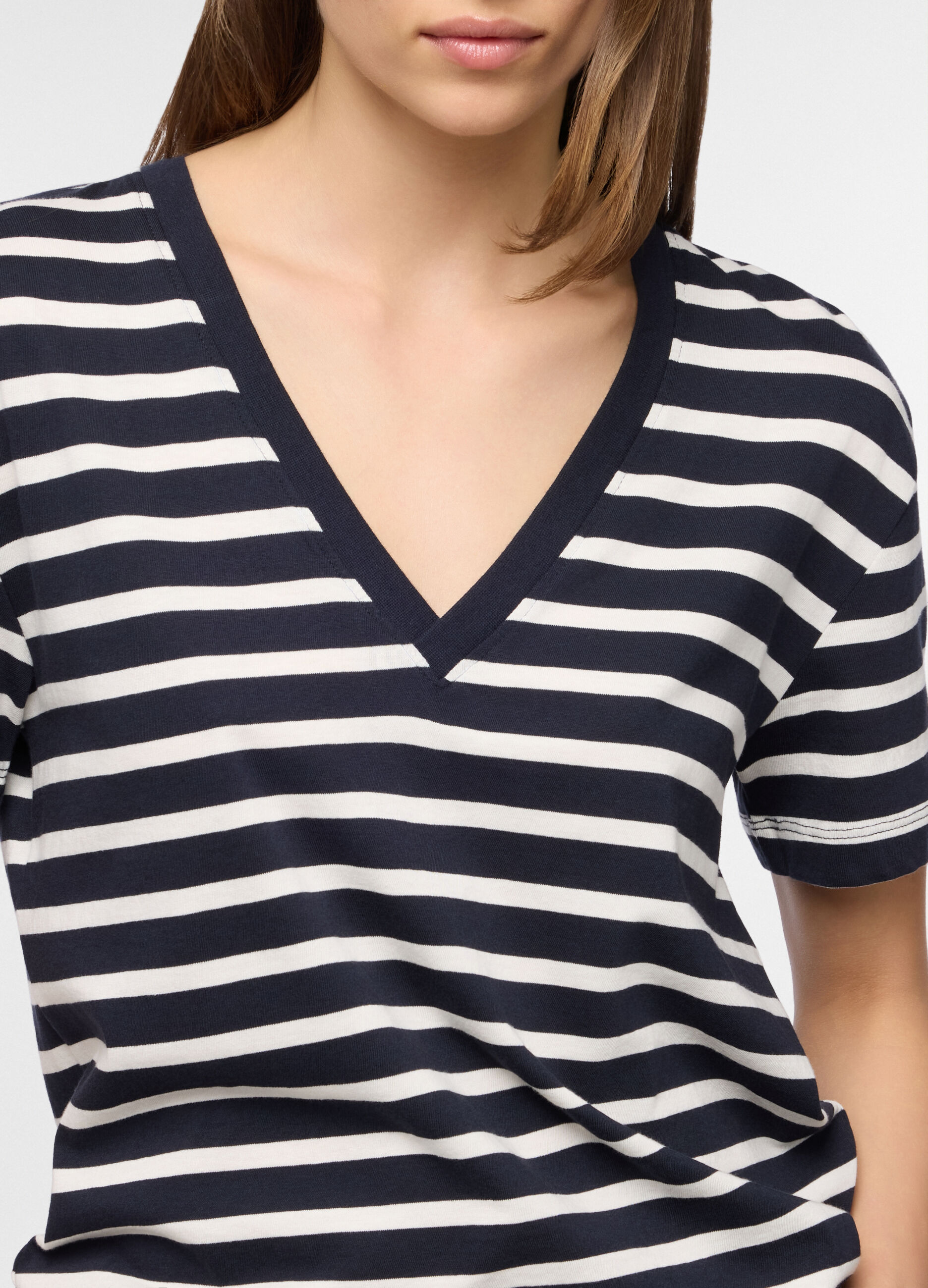 T-shirt con scollo V in puro cotone rigato donna_2
