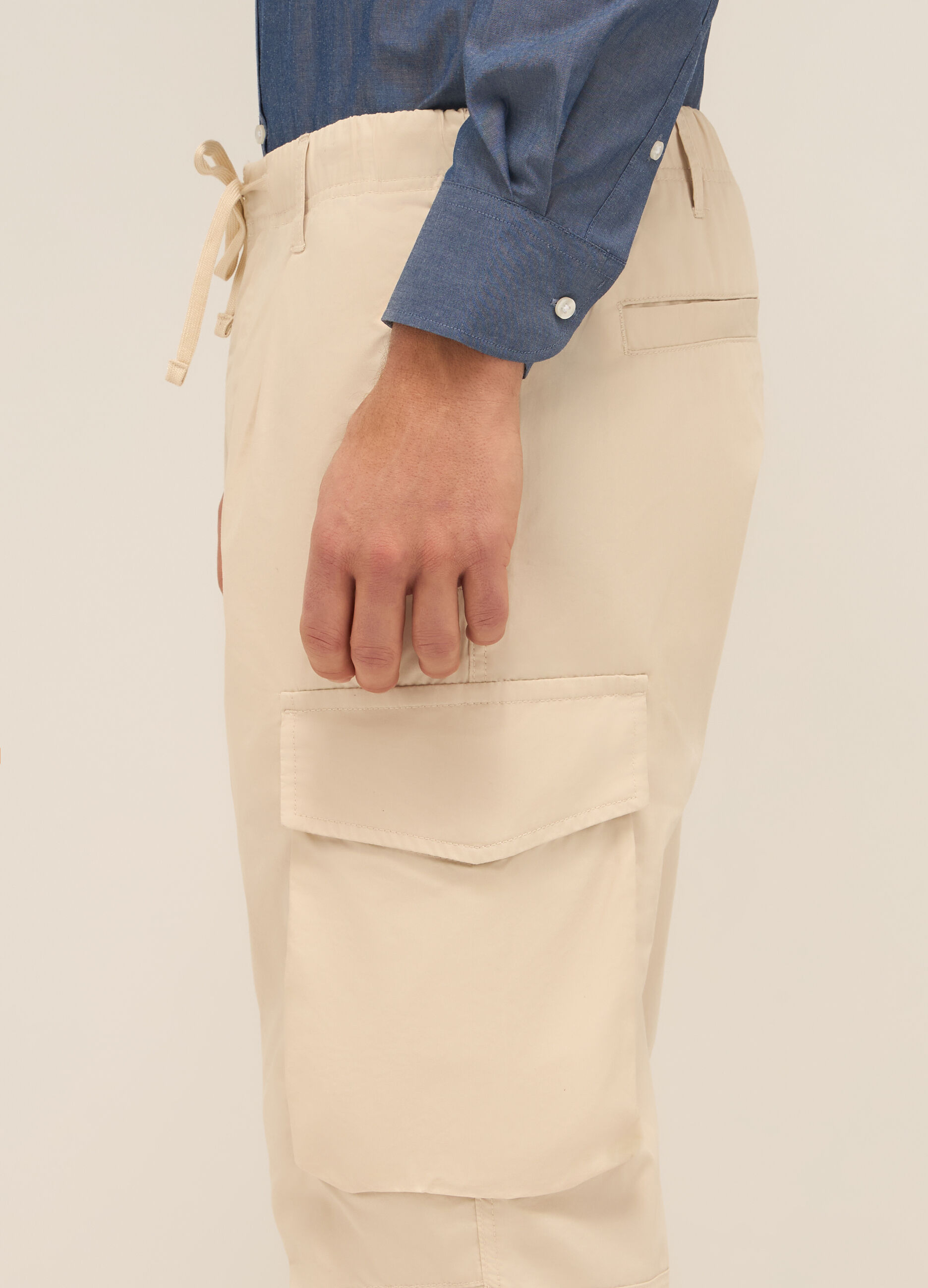 Pantaloni cargo over fit in cotone stretch uomo_2