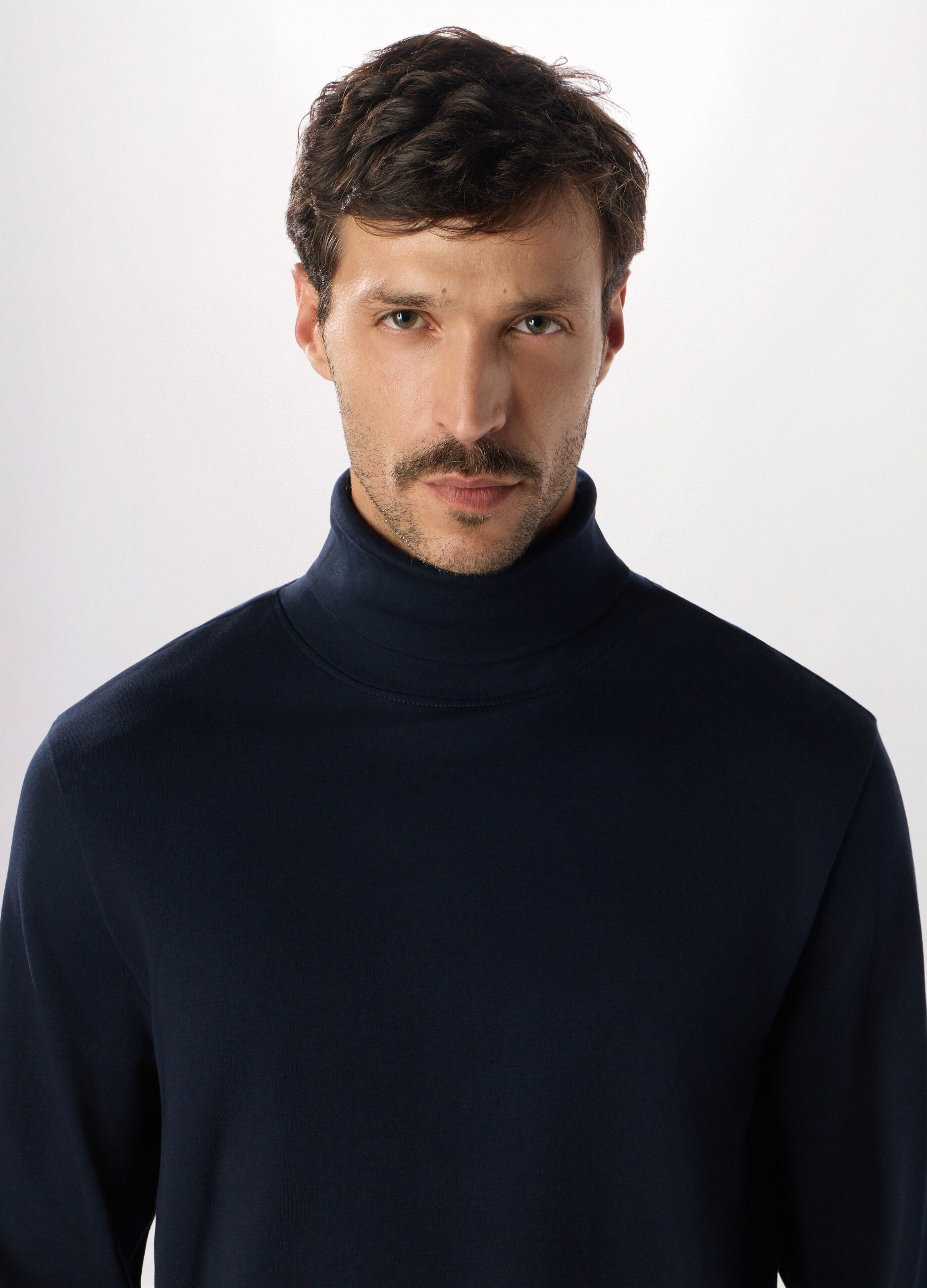 Maglia a collo alto in puro cotone uomo_2