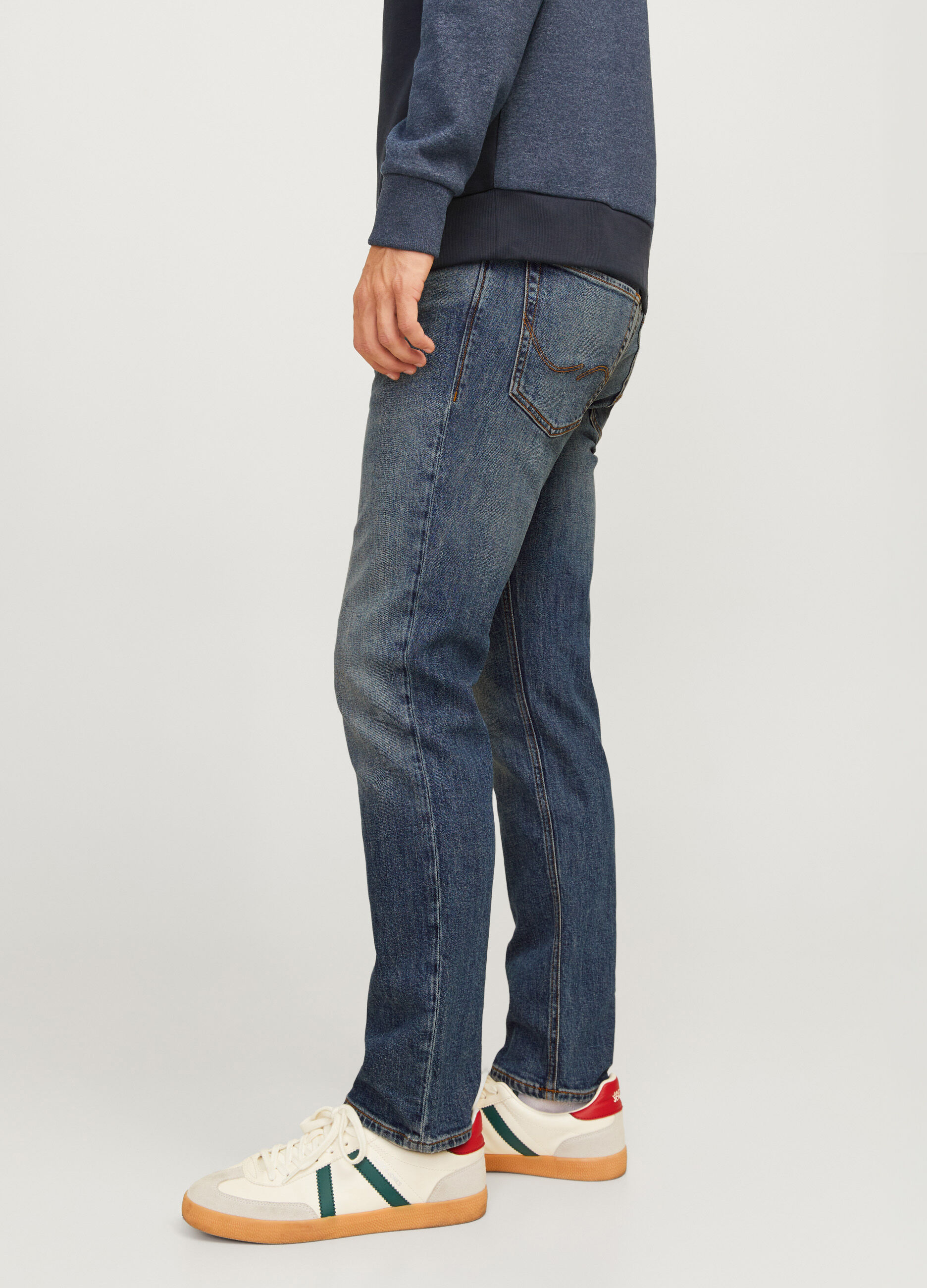 Jeans regular fit in denim lavato uomo_4