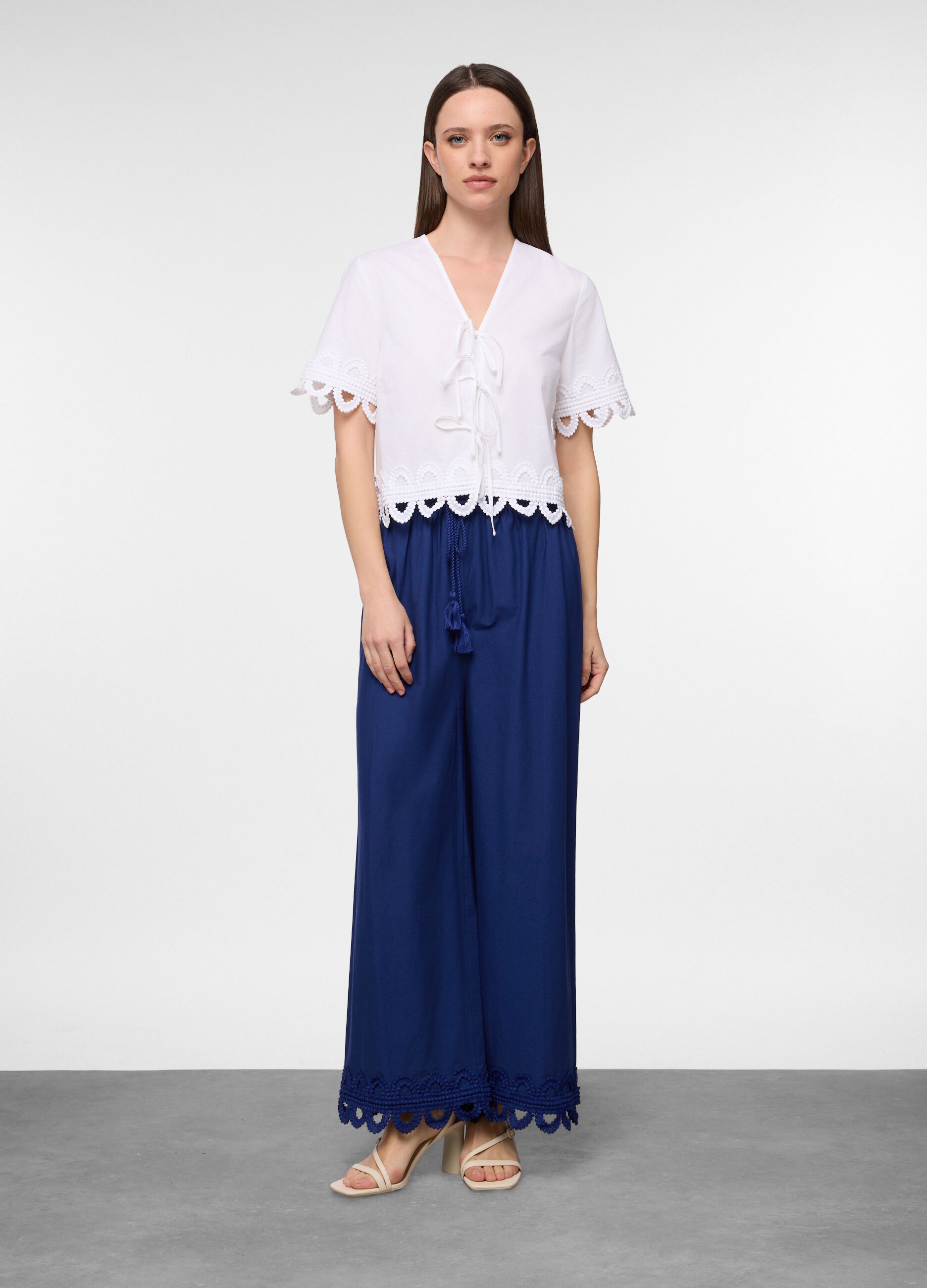 Camicia regular fit con scollo a V in popeline di puro cotone donna
