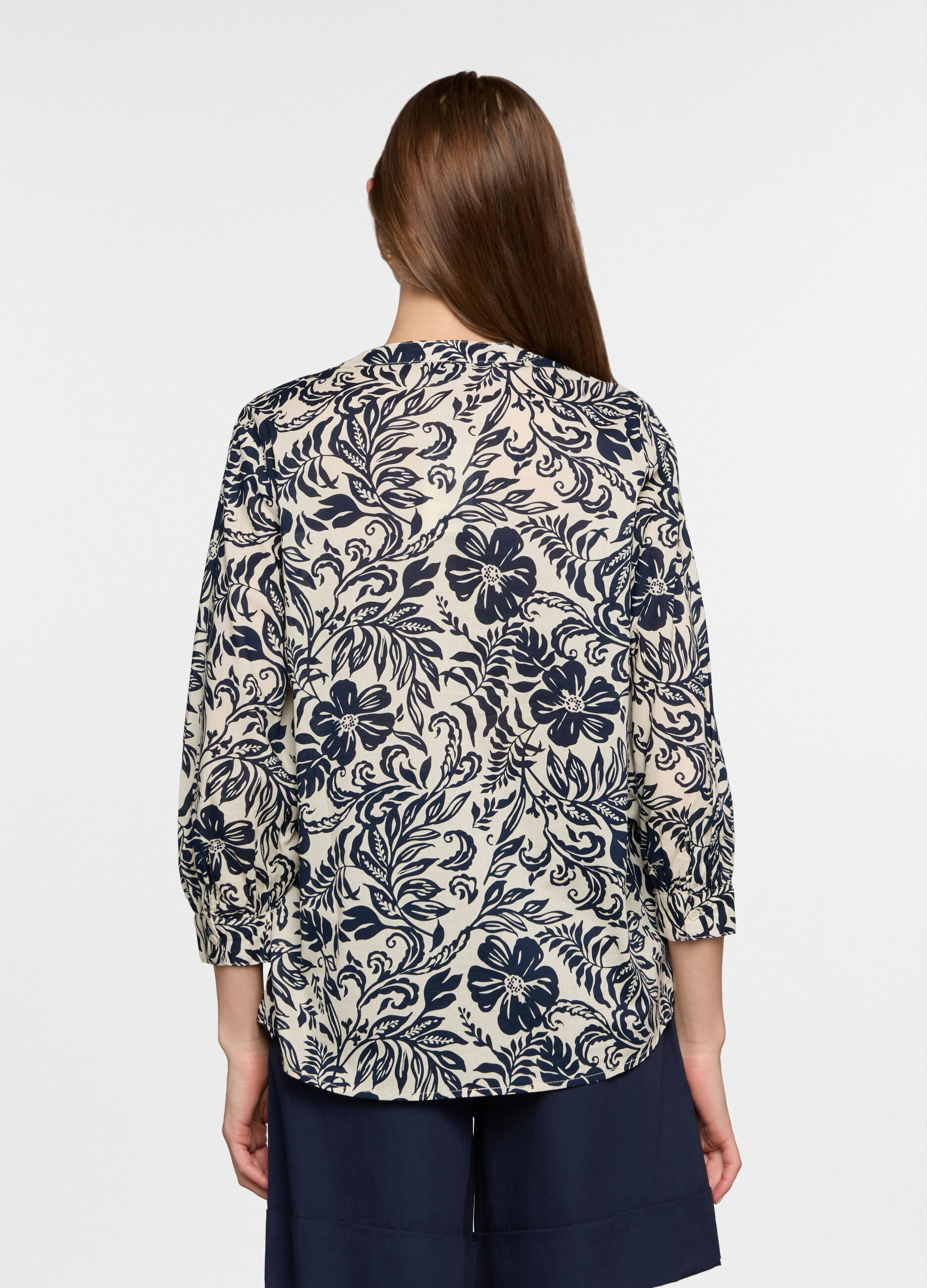 Camicia regular fit con scollo a V in popeline donna_1