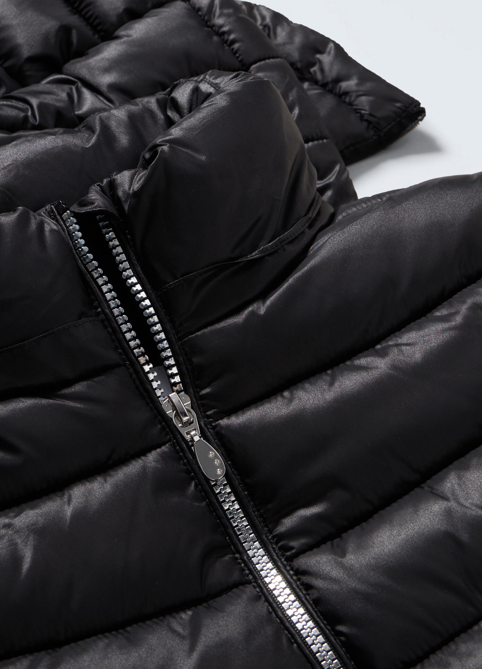 Giubbotto imbottino con cappuccio e collo alto ragazza_1