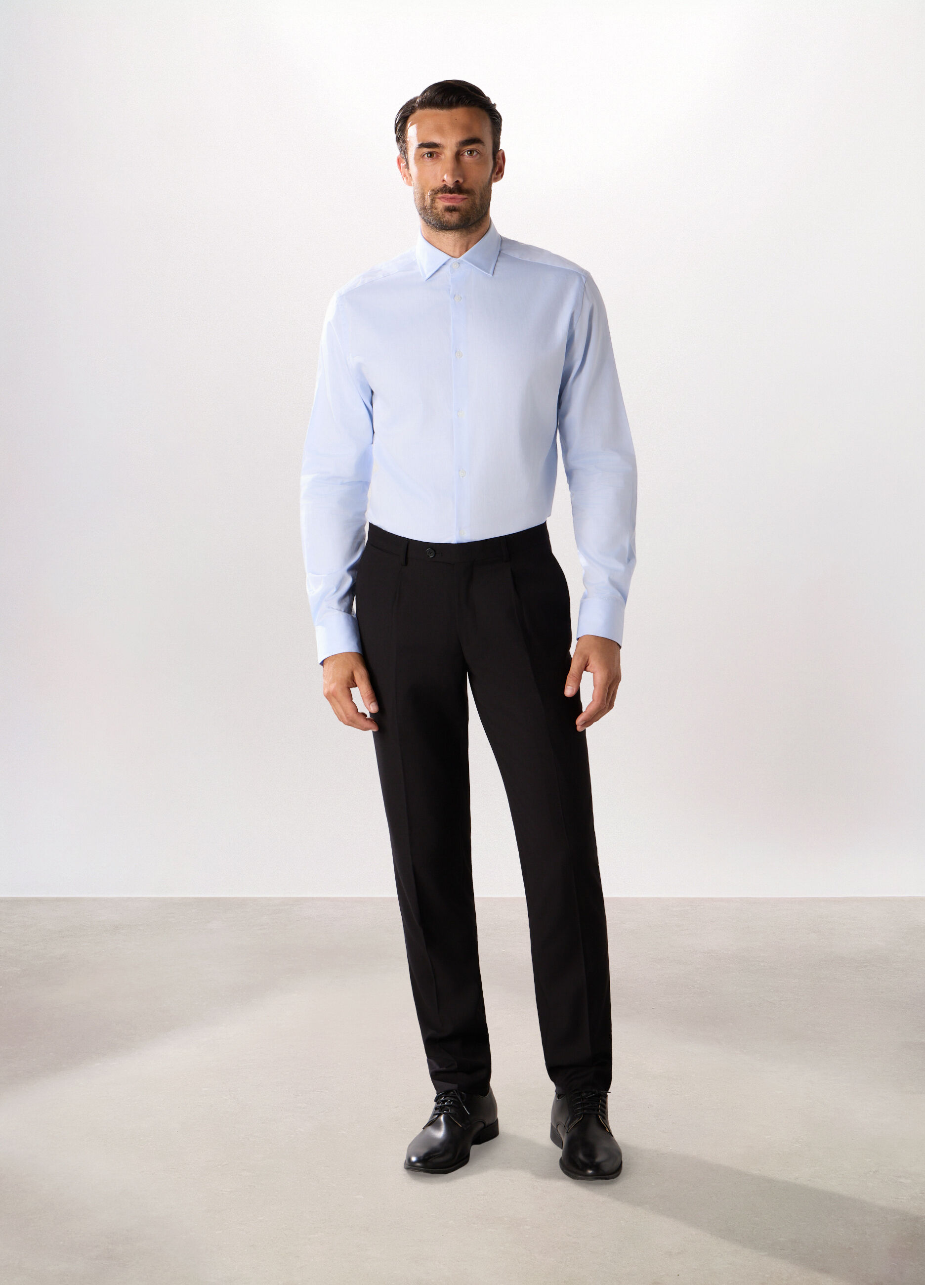 Pantalone regular con pince in twill stretch uomo_0